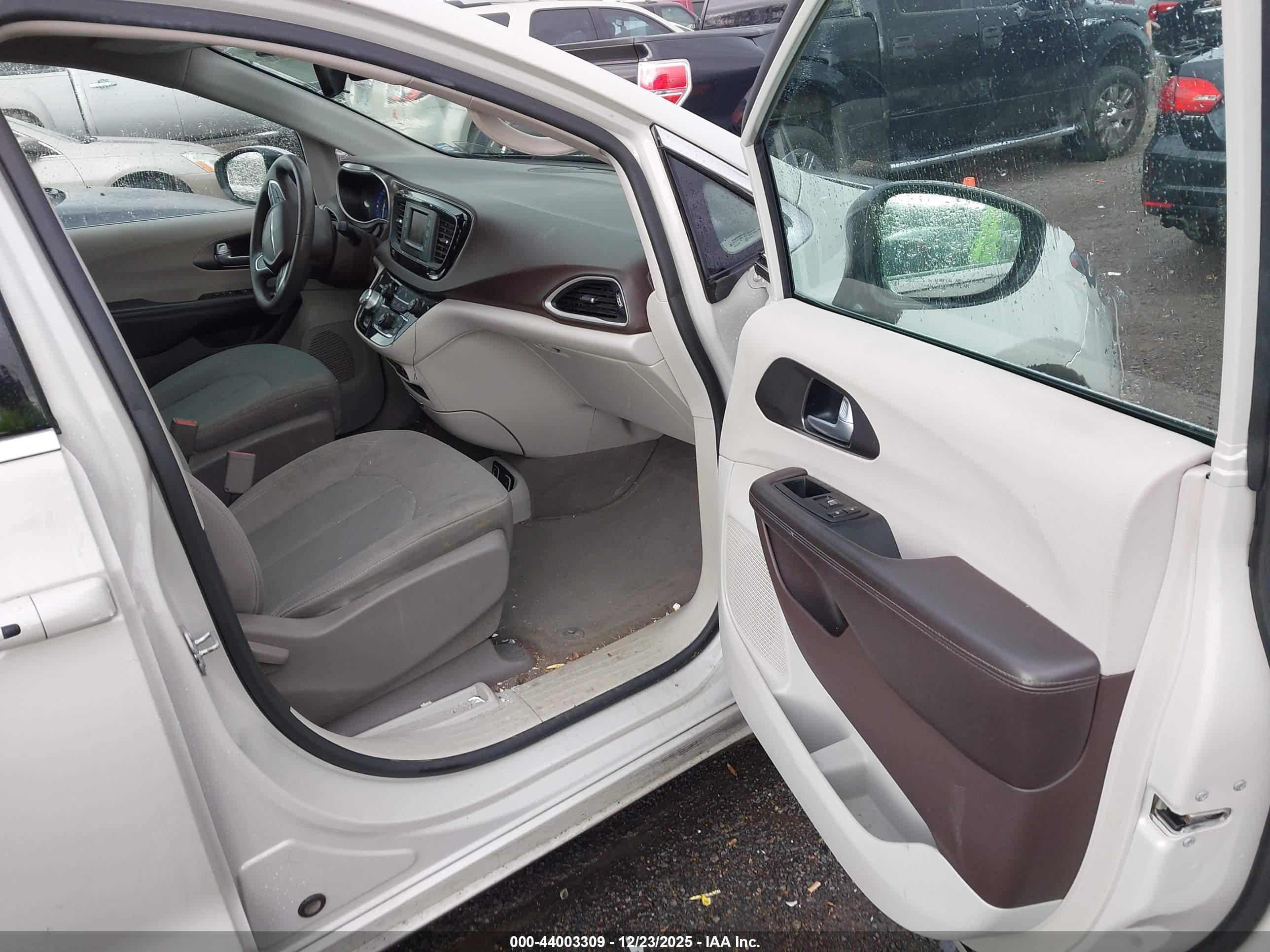 CHRYSLER PACIFICA image 5