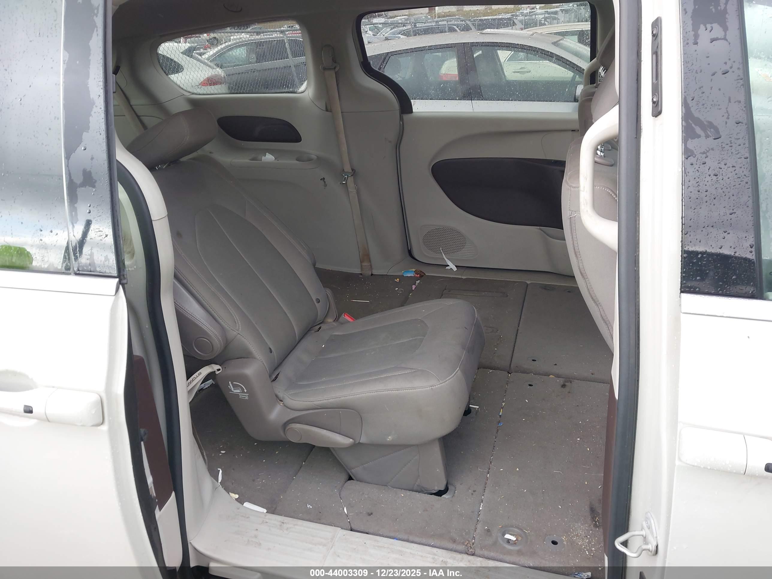 CHRYSLER PACIFICA image 8