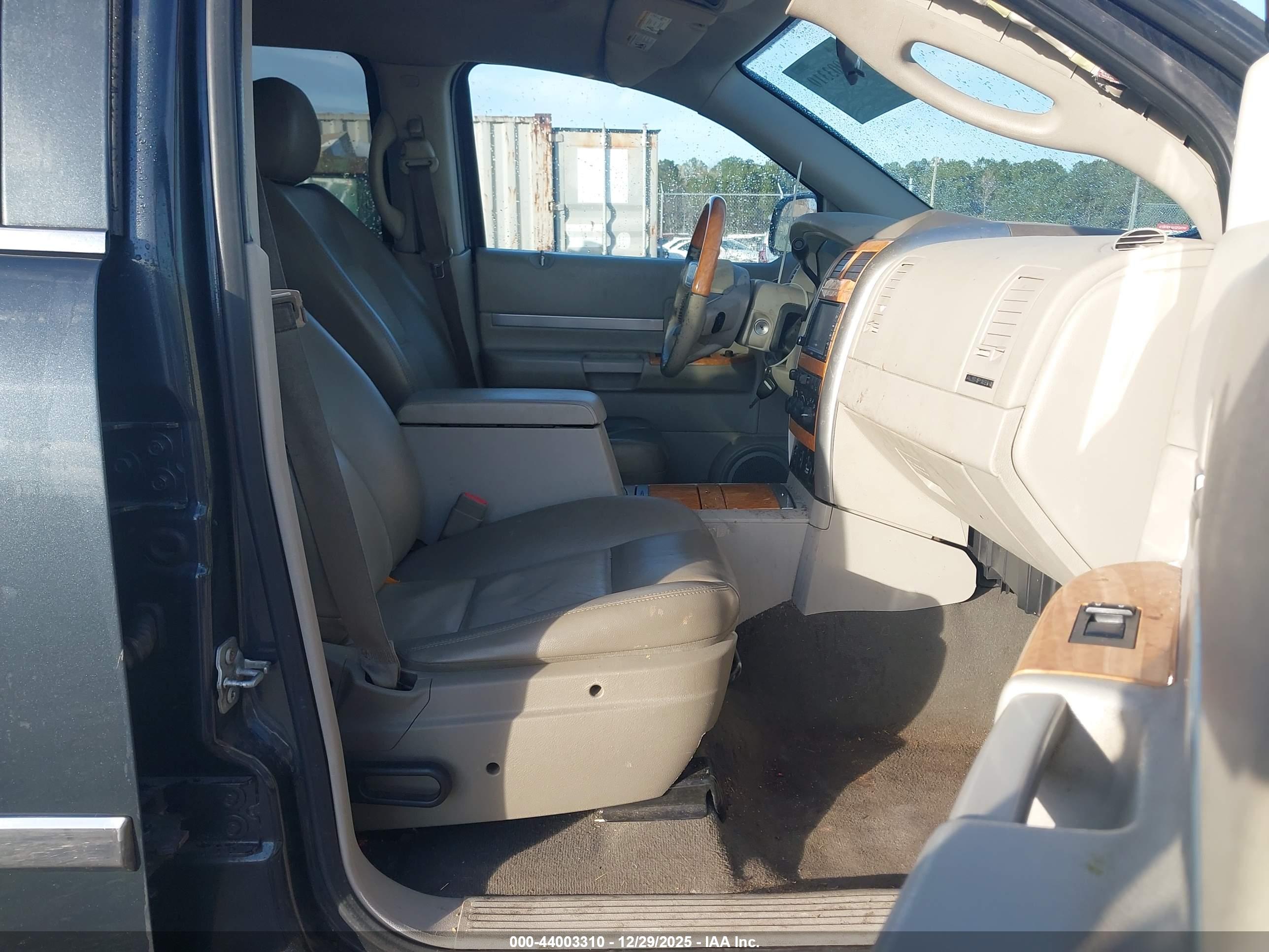 CHRYSLER ASPEN image 5