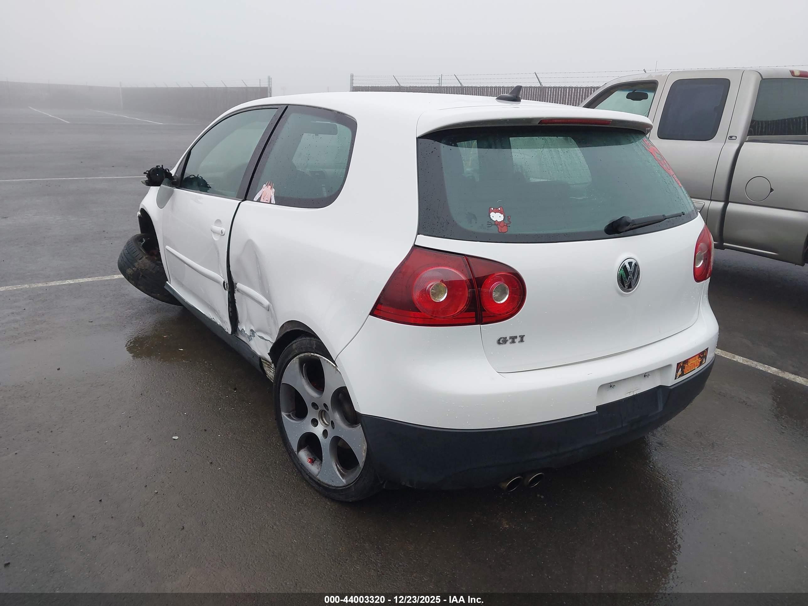 VOLKSWAGEN GTI image 3