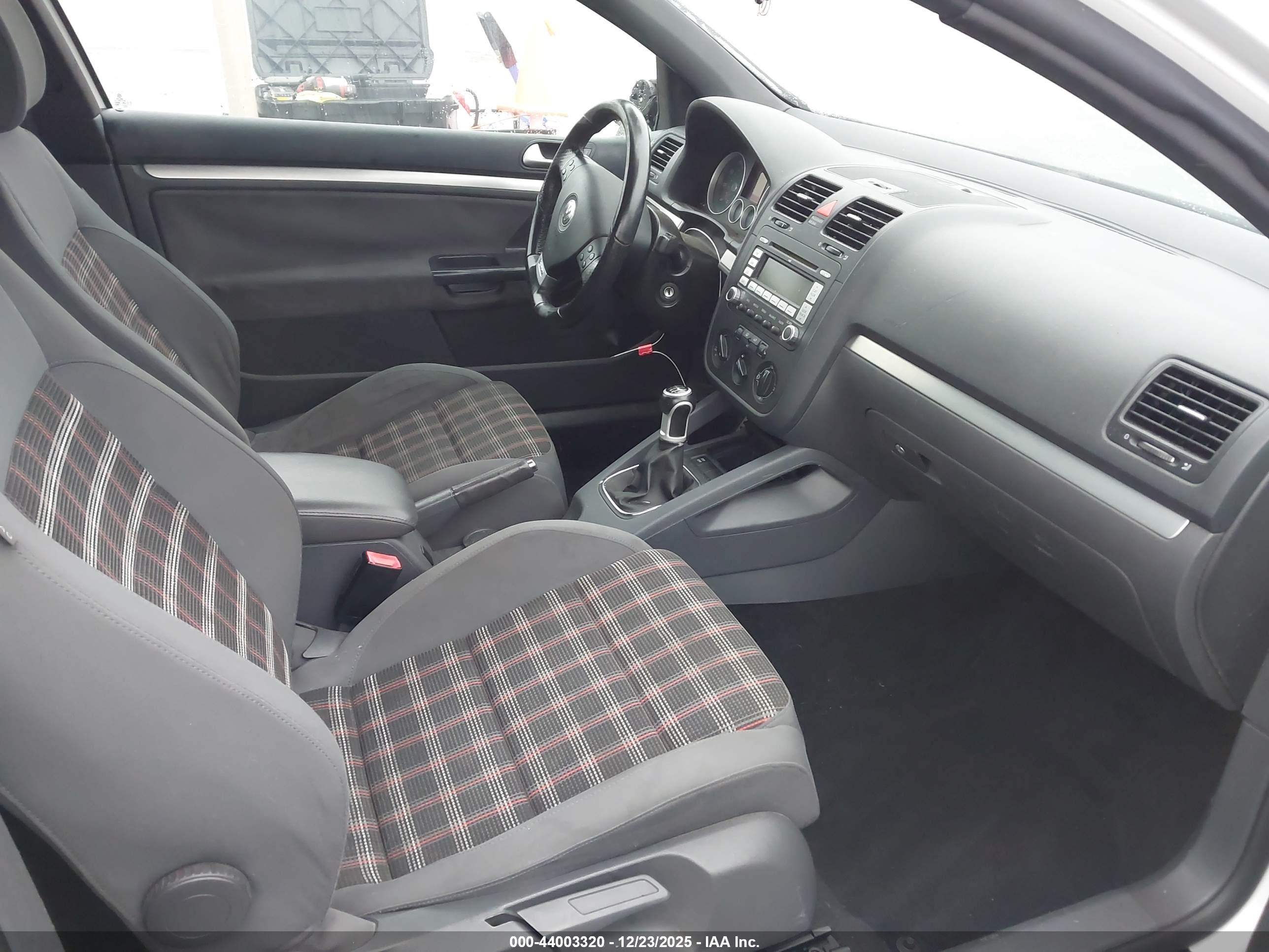 VOLKSWAGEN GTI image 5