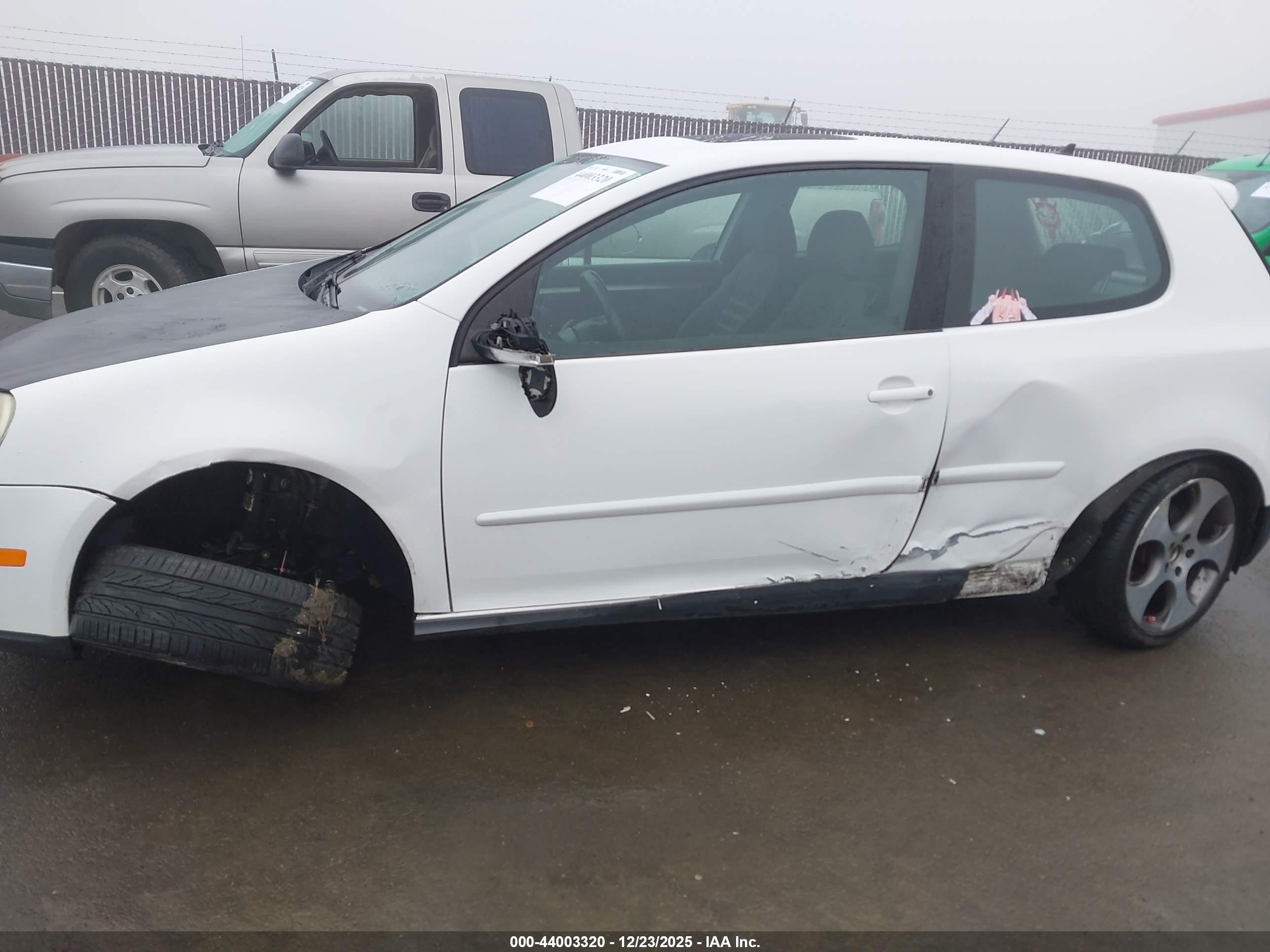VOLKSWAGEN GTI image 6