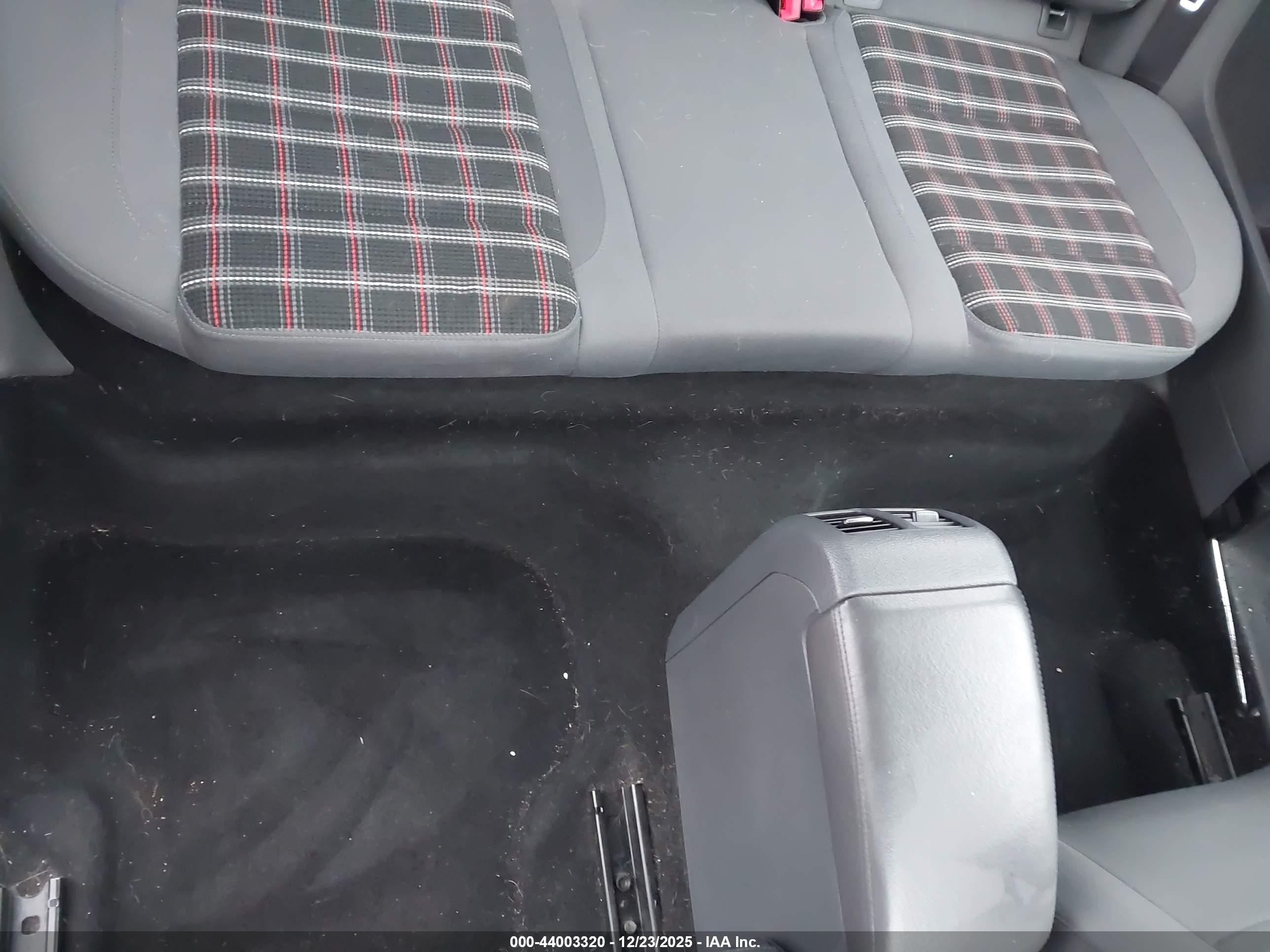 VOLKSWAGEN GTI image 8