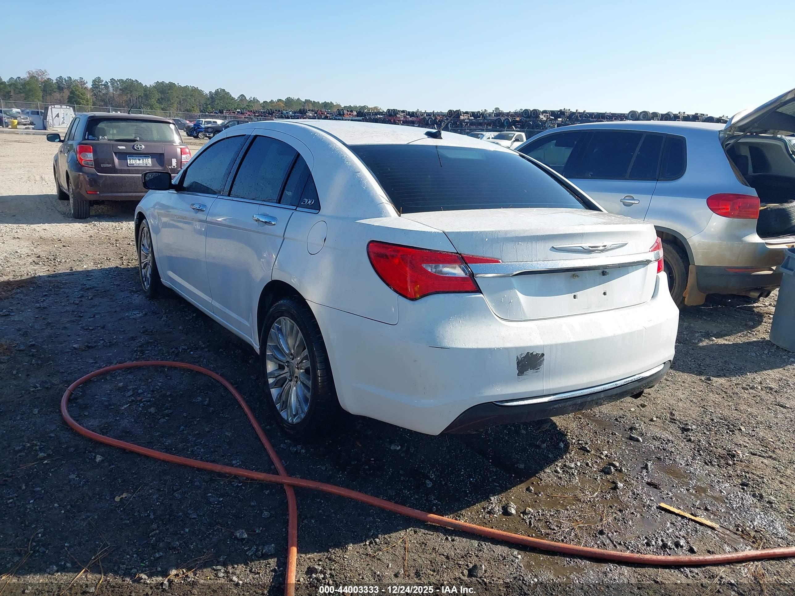 CHRYSLER 200 image 3