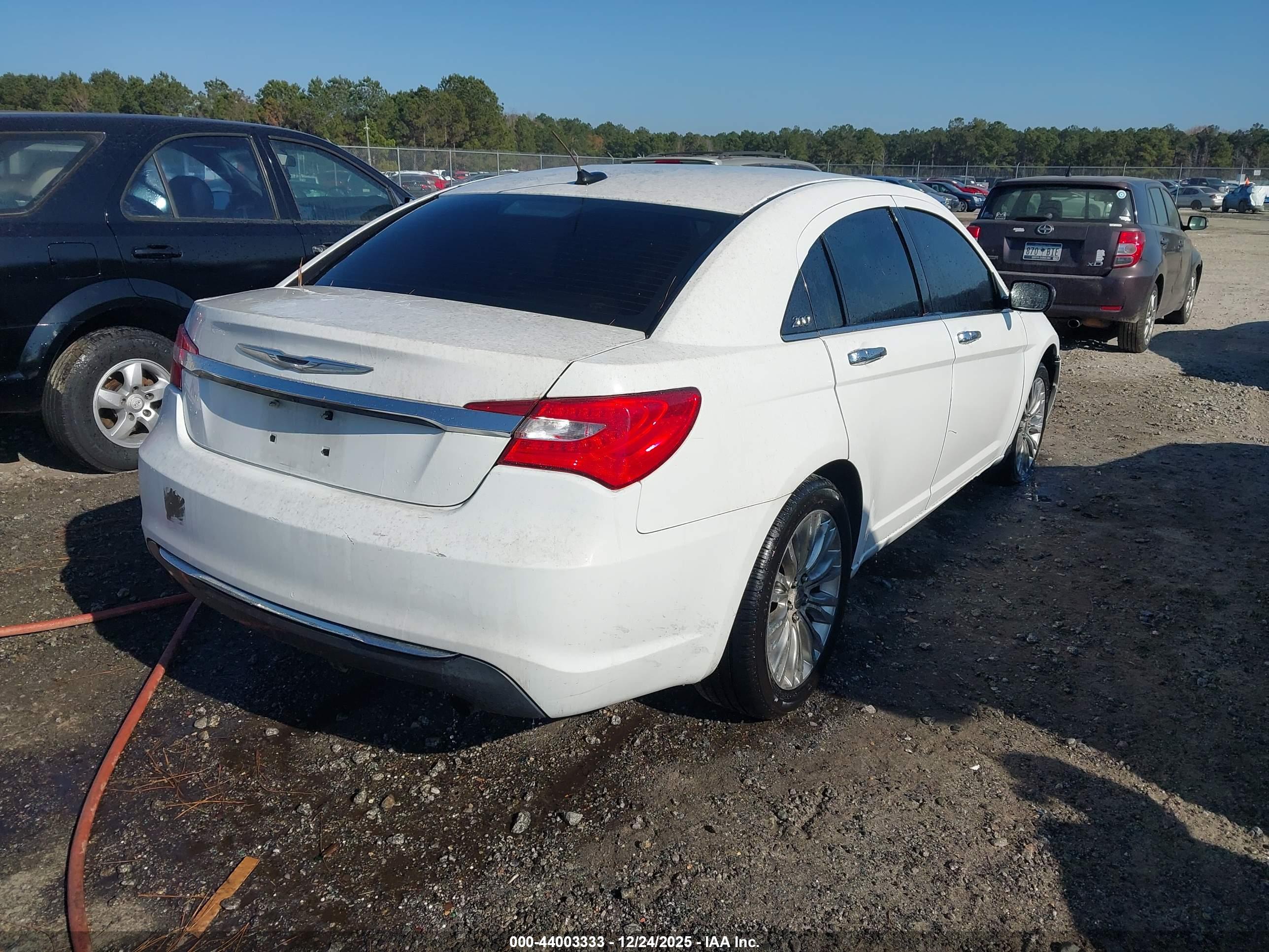 CHRYSLER 200 image 4