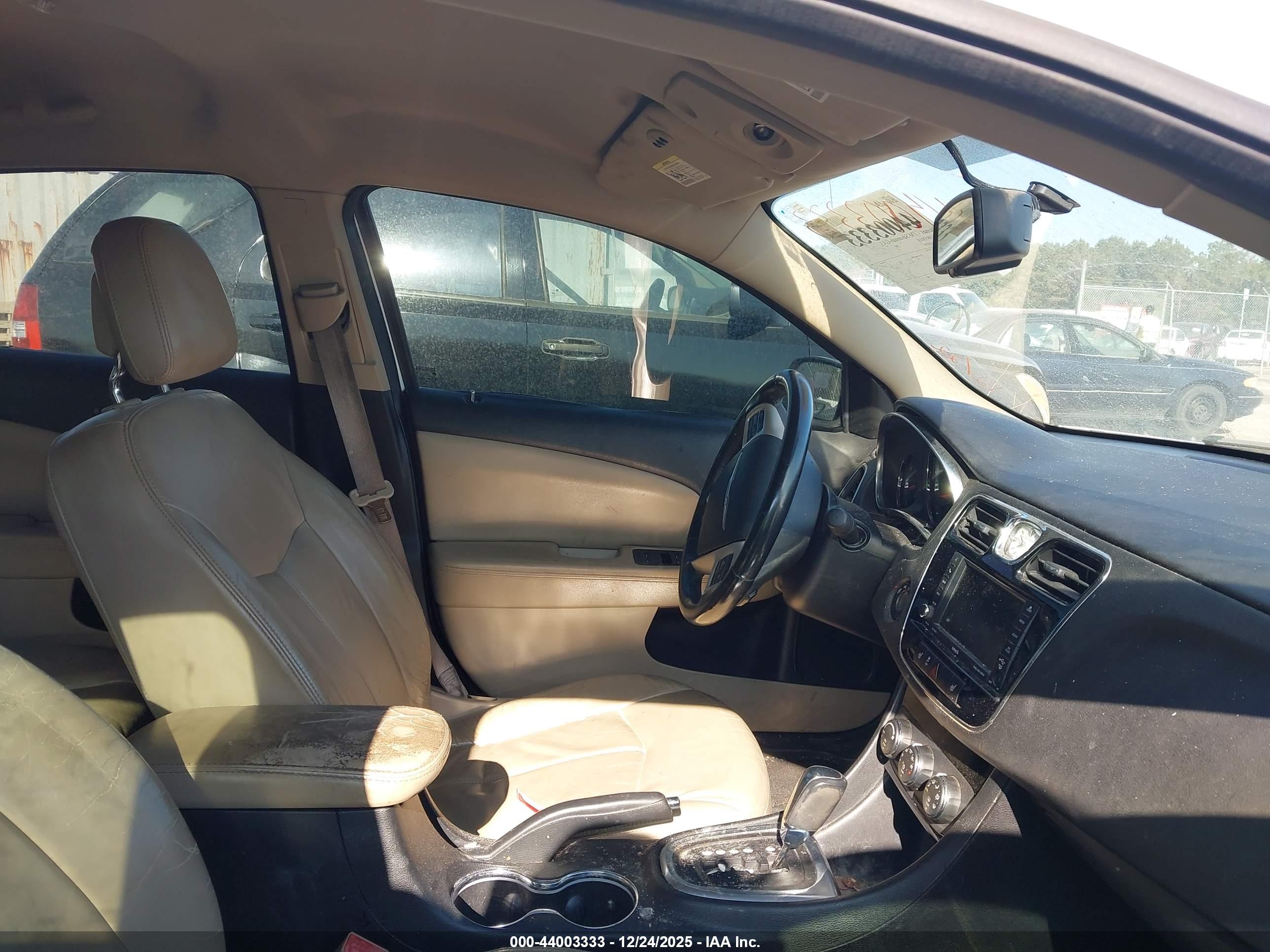 CHRYSLER 200 image 5
