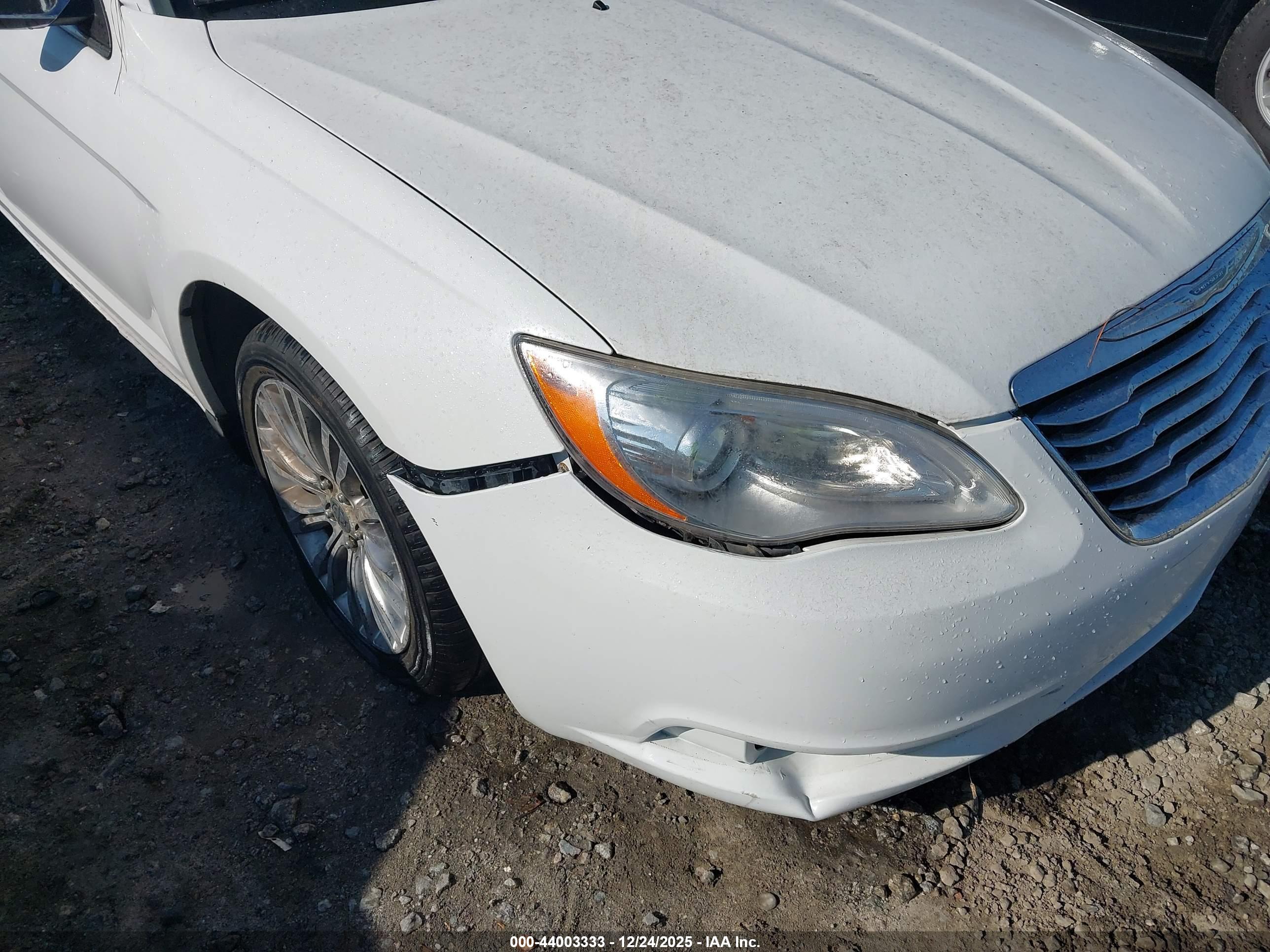 CHRYSLER 200 image 6