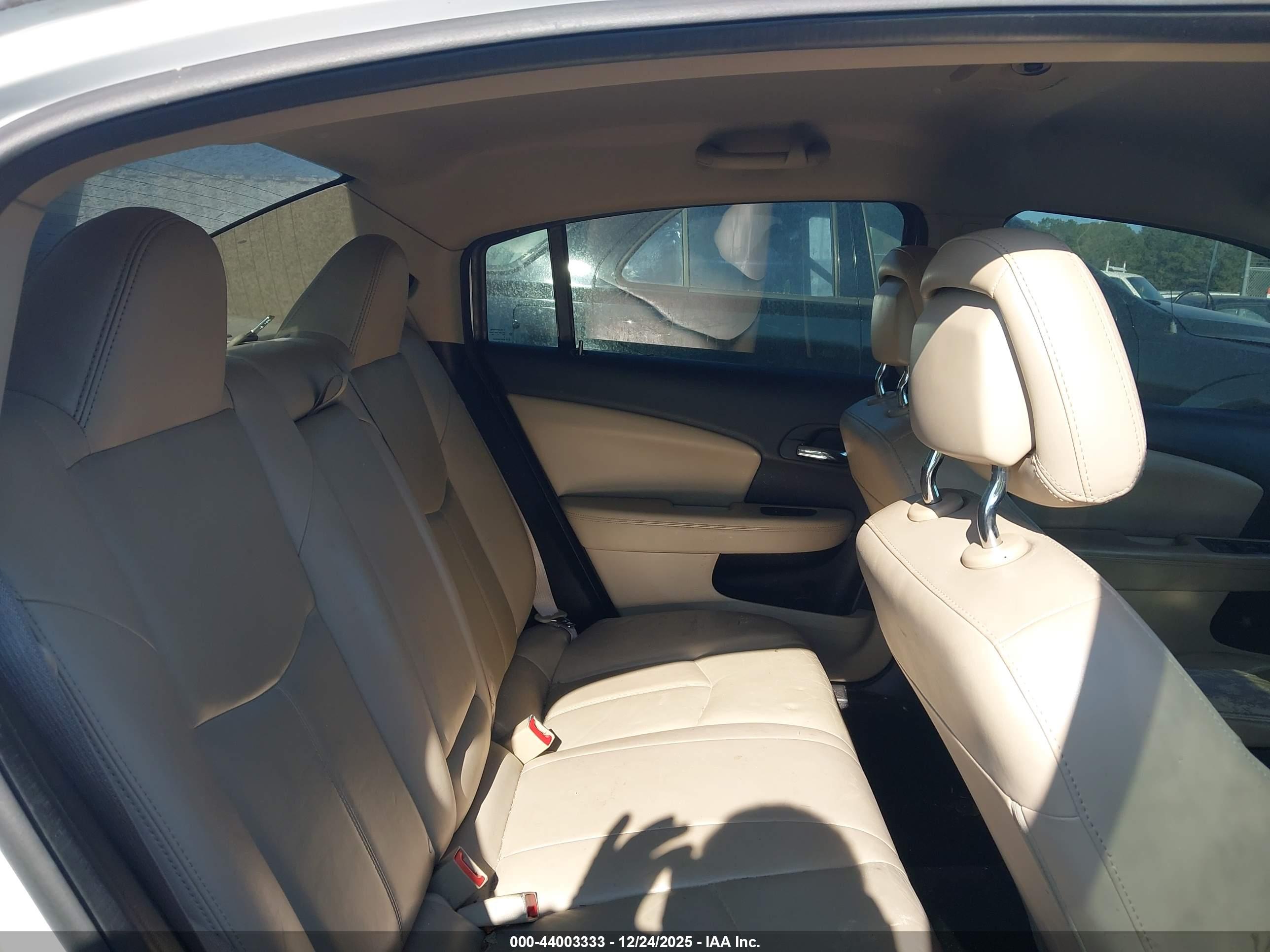 CHRYSLER 200 image 8