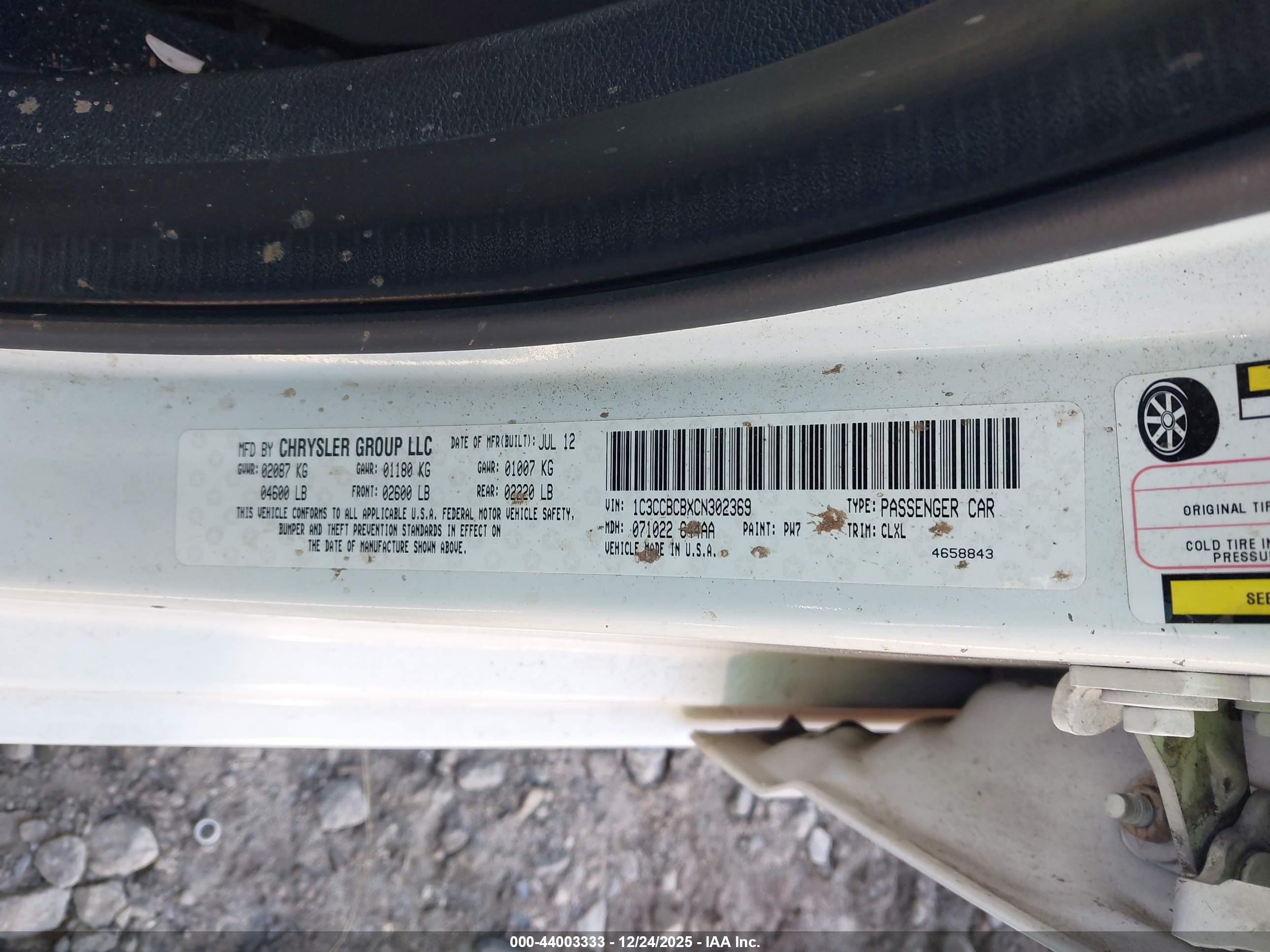 CHRYSLER 200 image 9