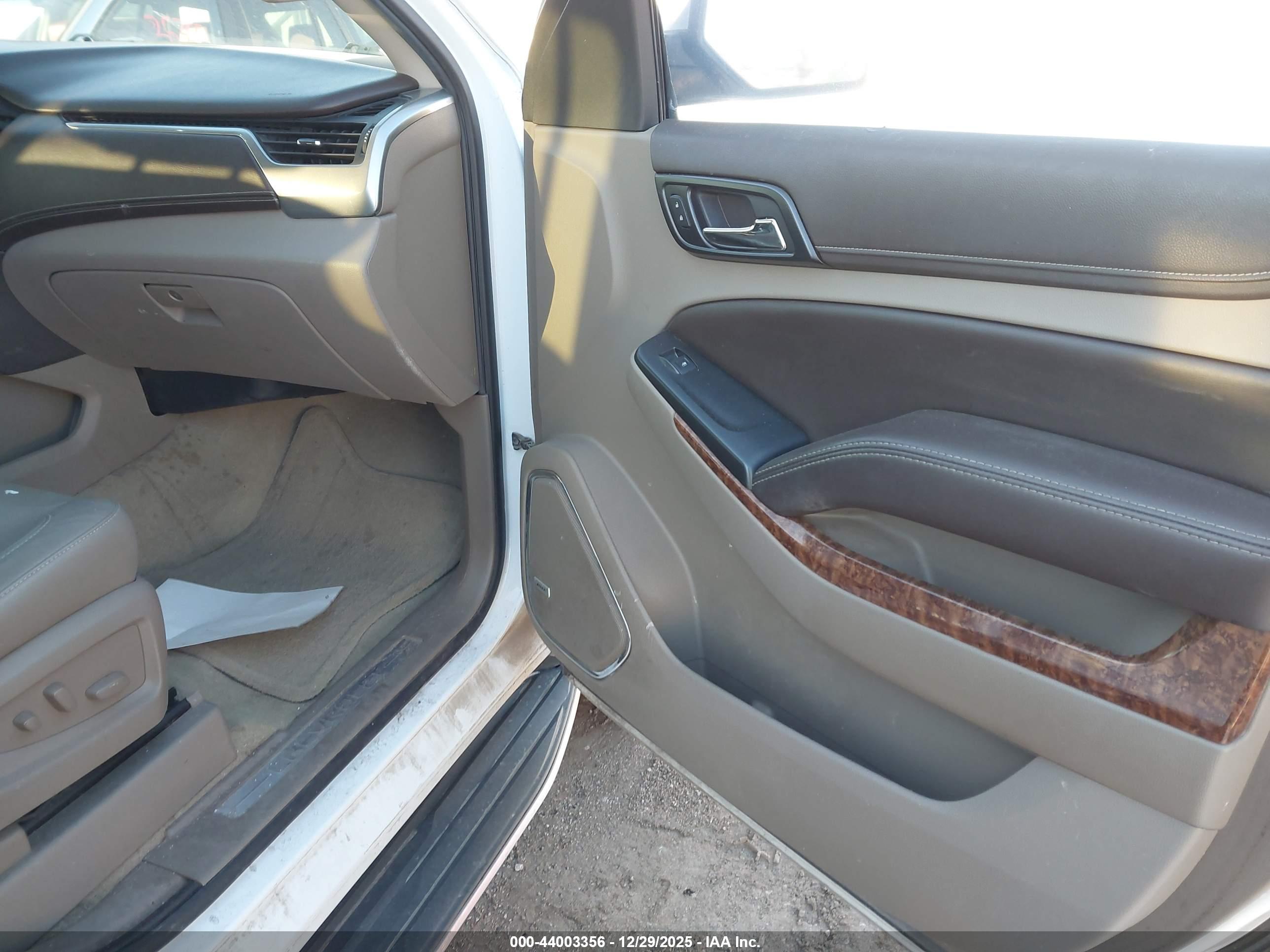 CHEVROLET SUBURBAN image 5