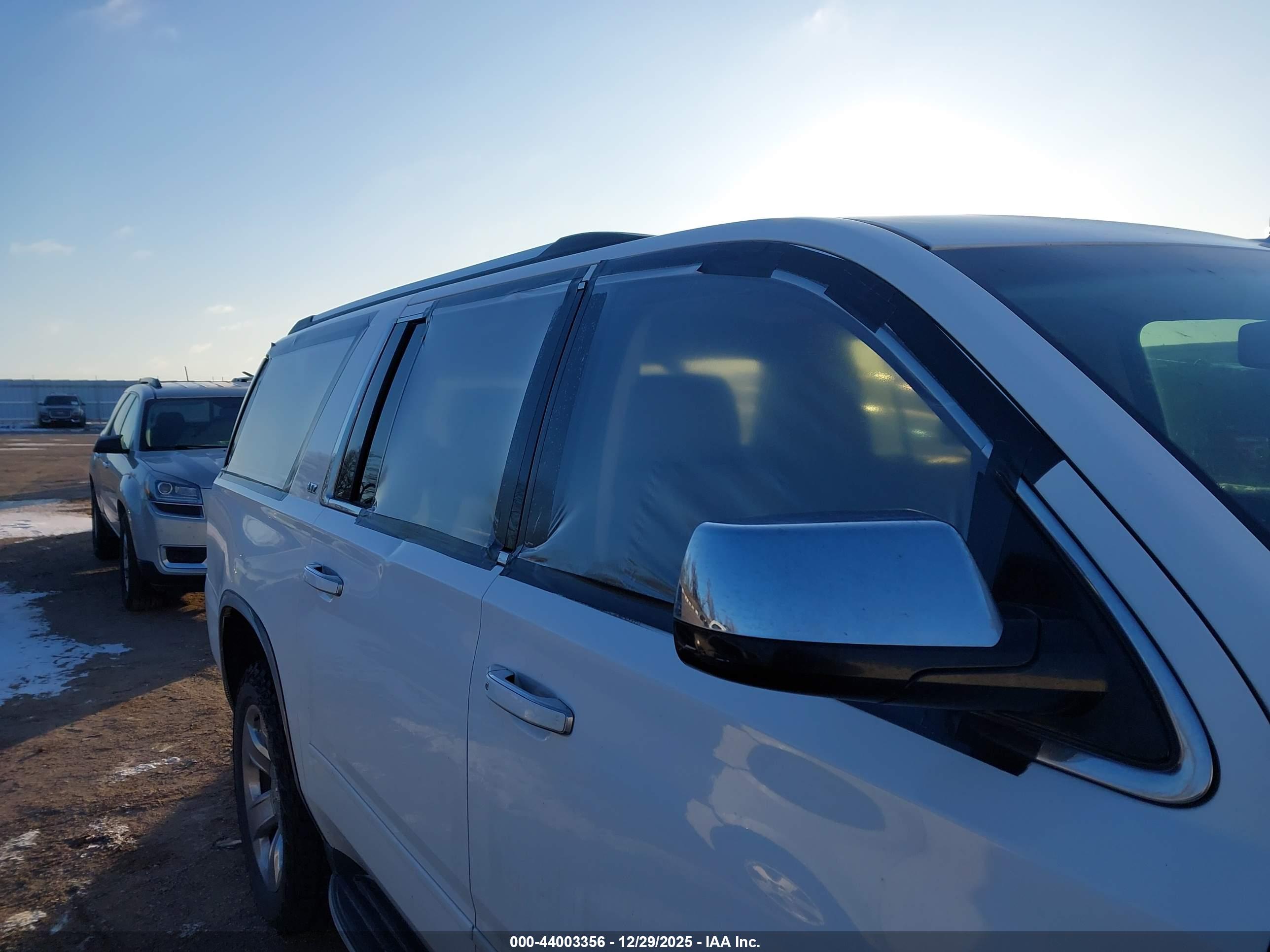 CHEVROLET SUBURBAN image 6