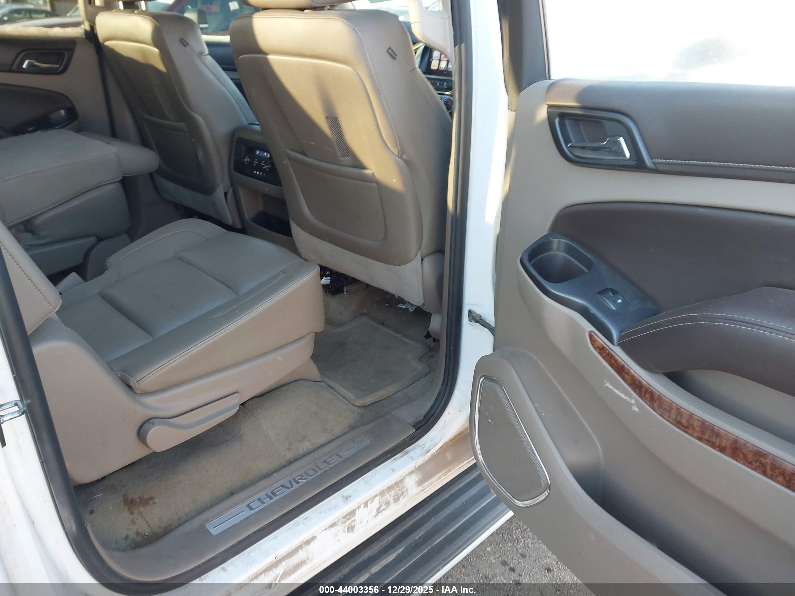 CHEVROLET SUBURBAN image 8