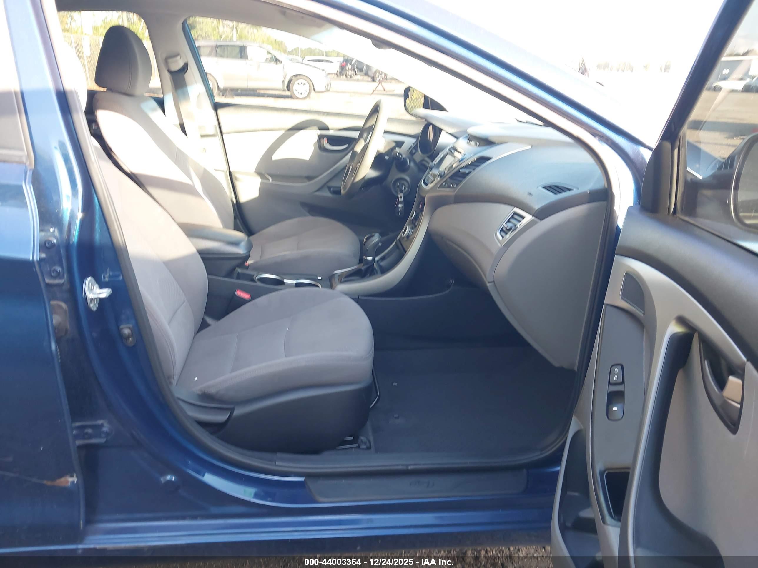 HYUNDAI ELANTRA image 5