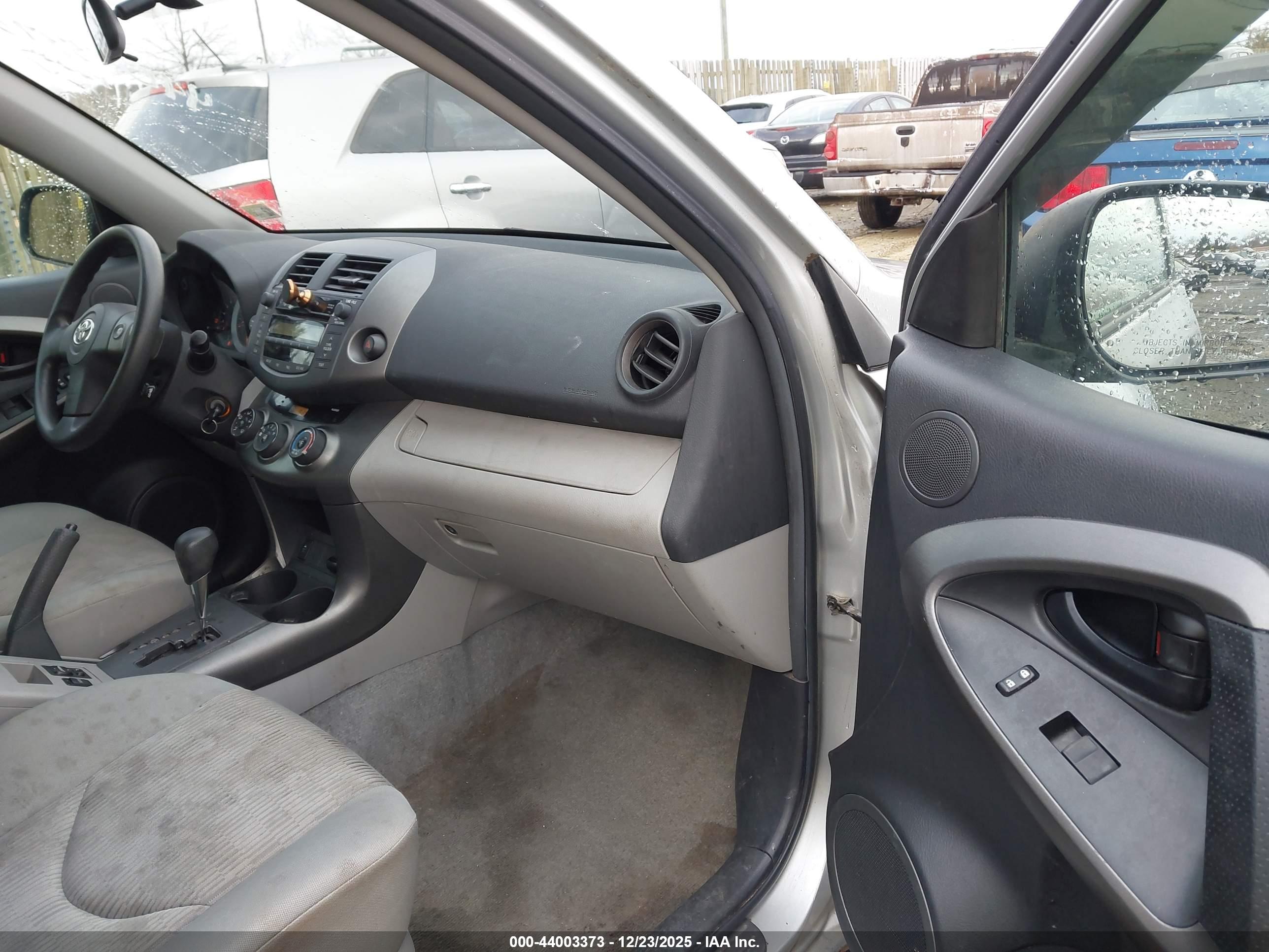TOYOTA RAV4 image 5