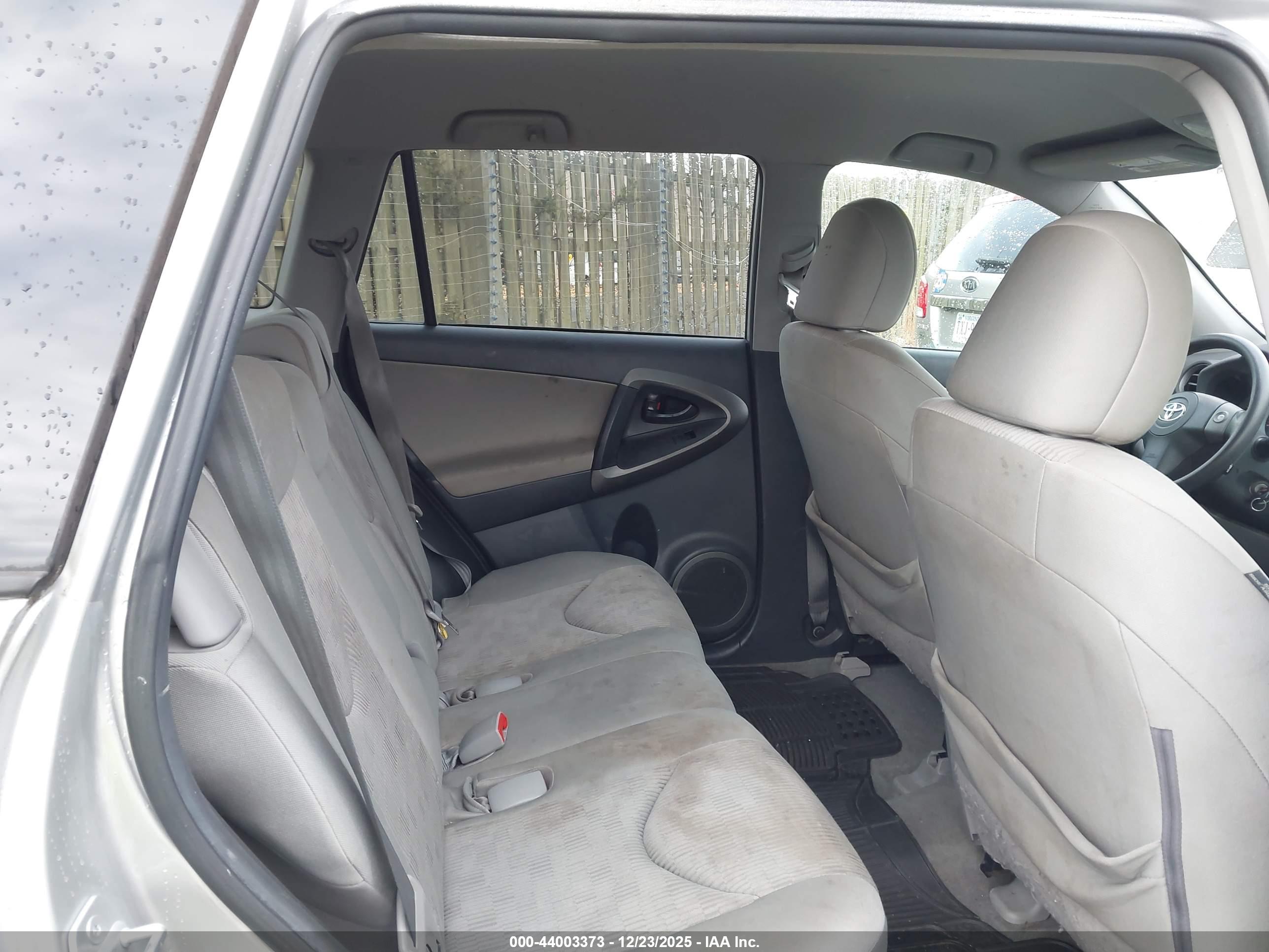 TOYOTA RAV4 image 8