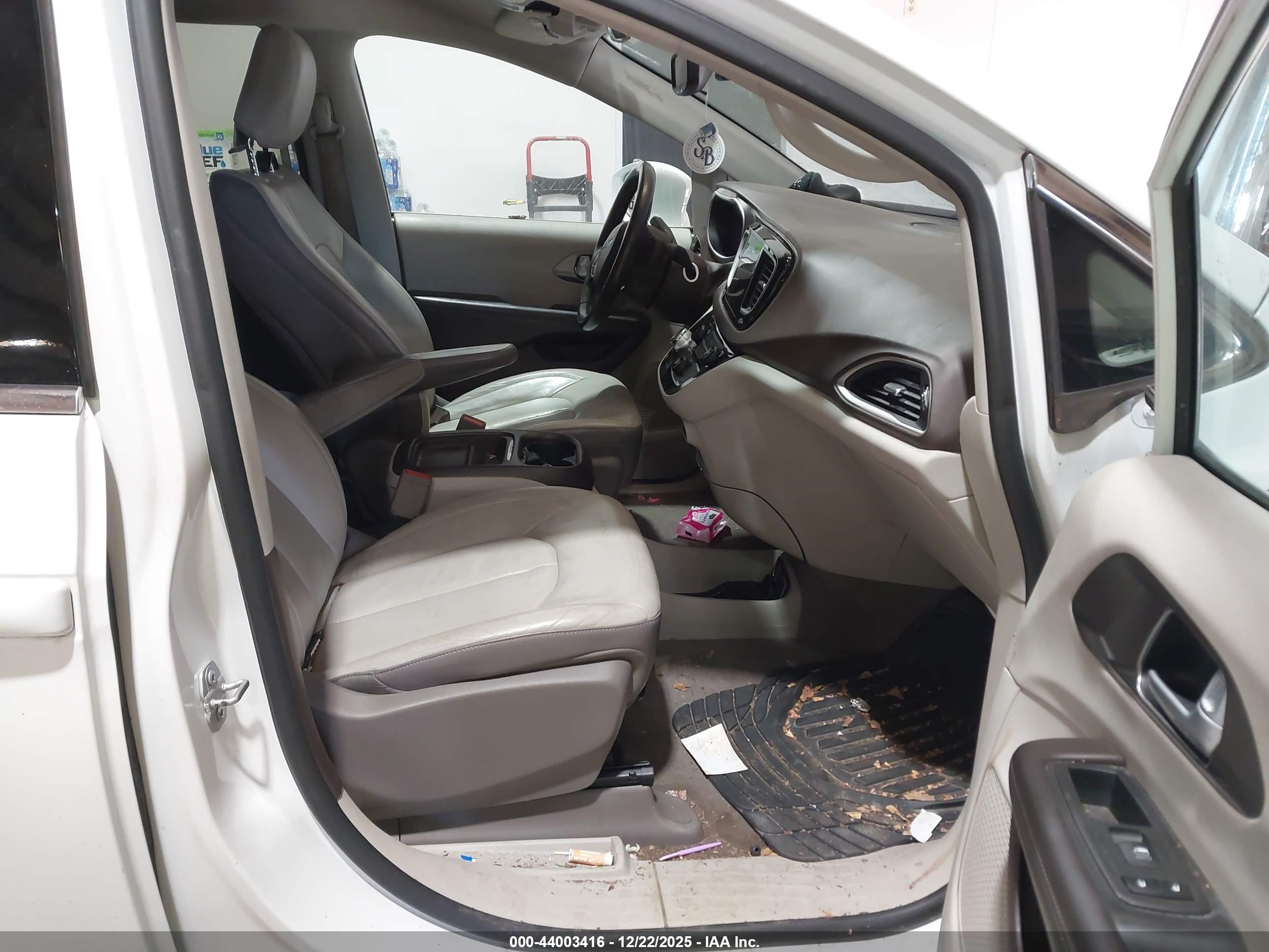 CHRYSLER PACIFICA image 5