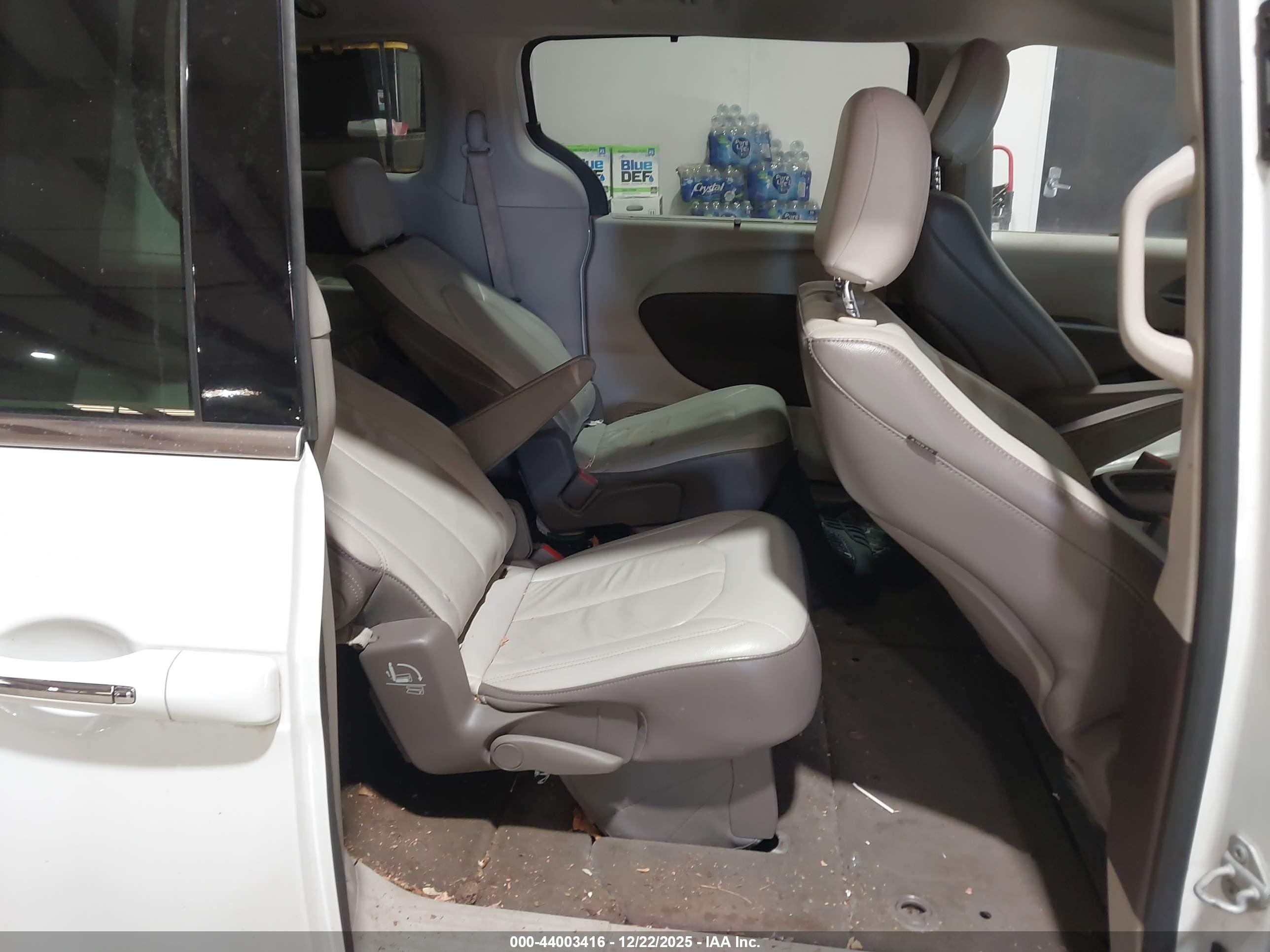 CHRYSLER PACIFICA image 8