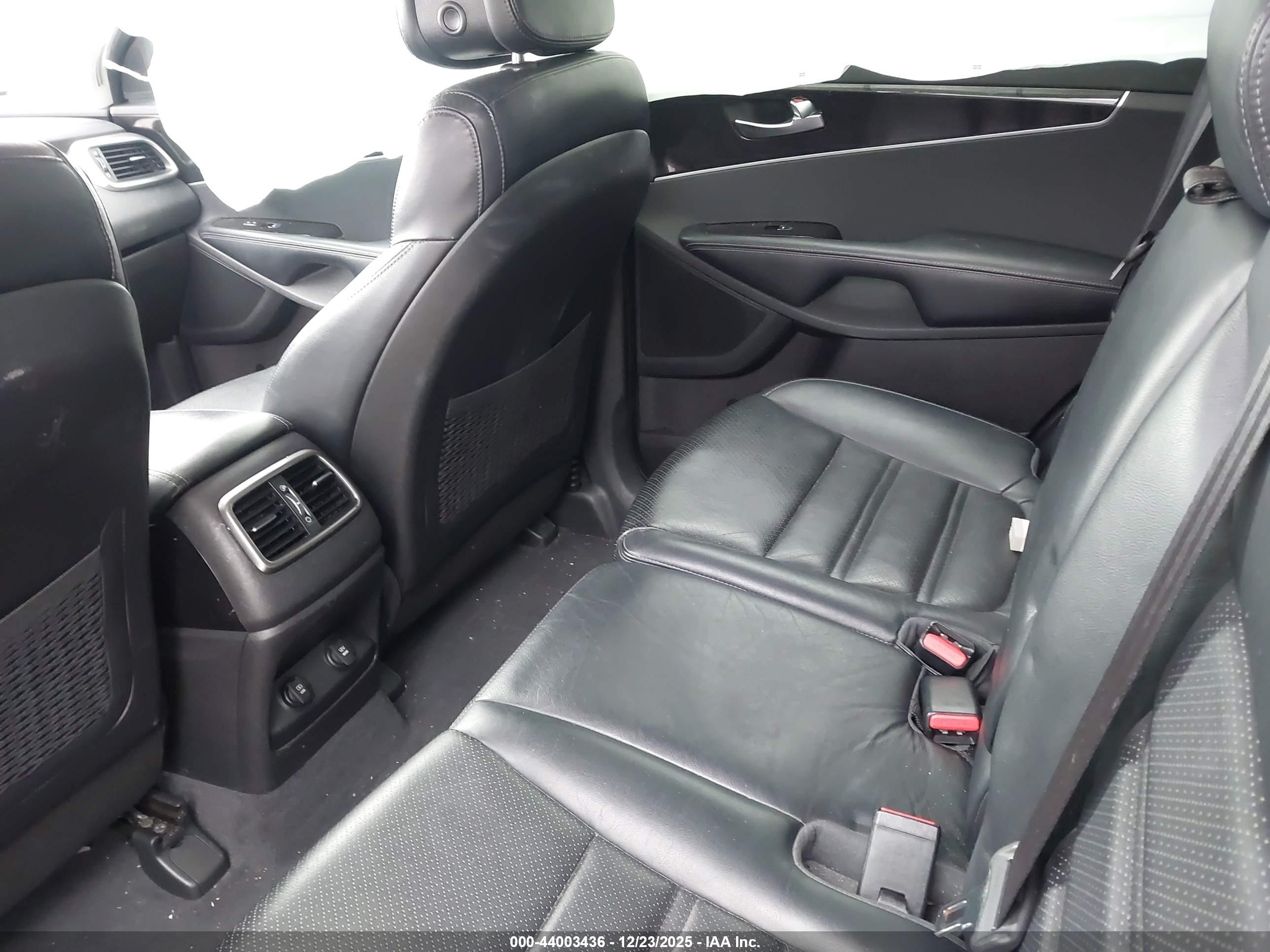 KIA SORENTO image 8