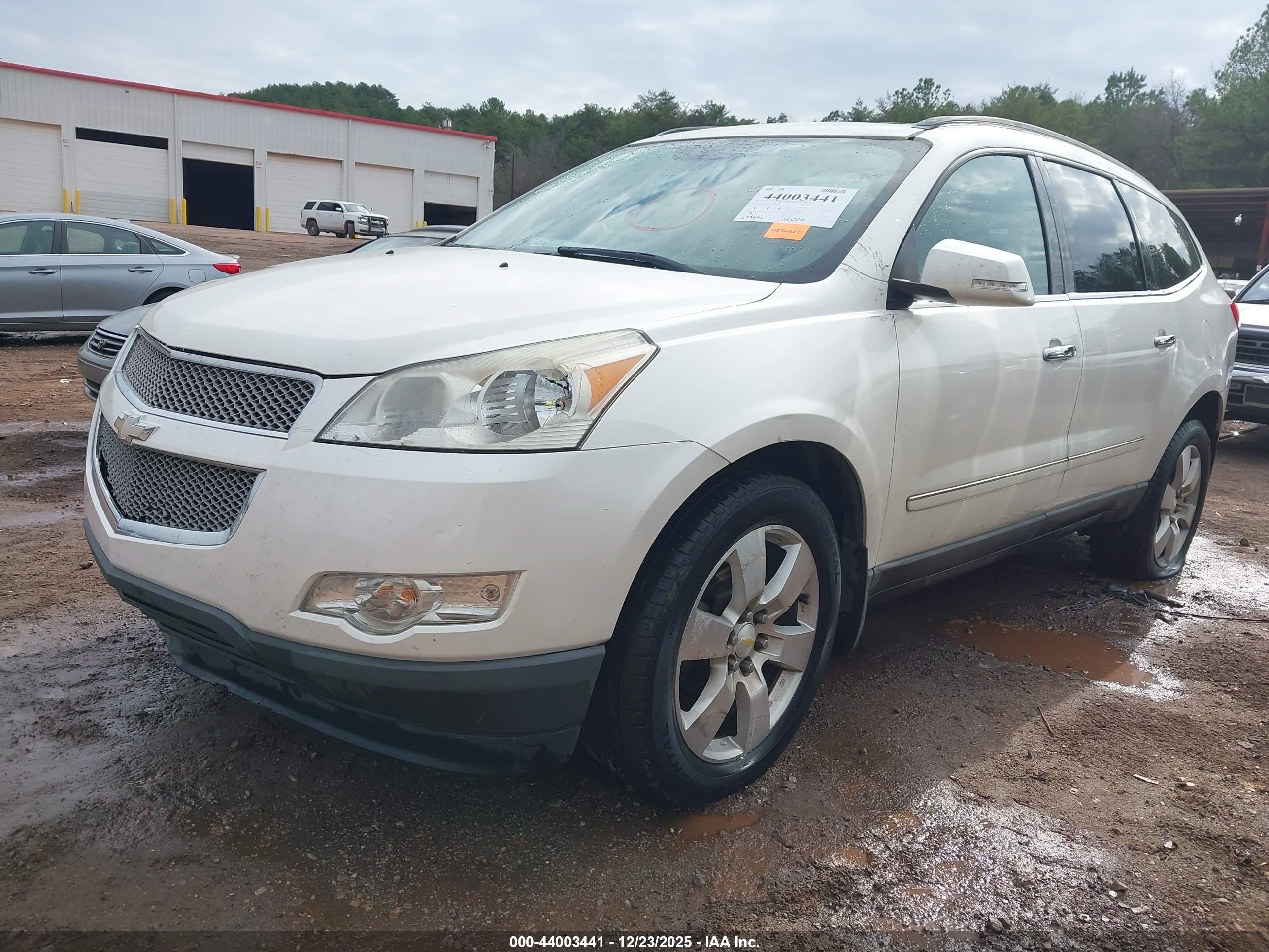 CHEVROLET TRAVERSE image 2