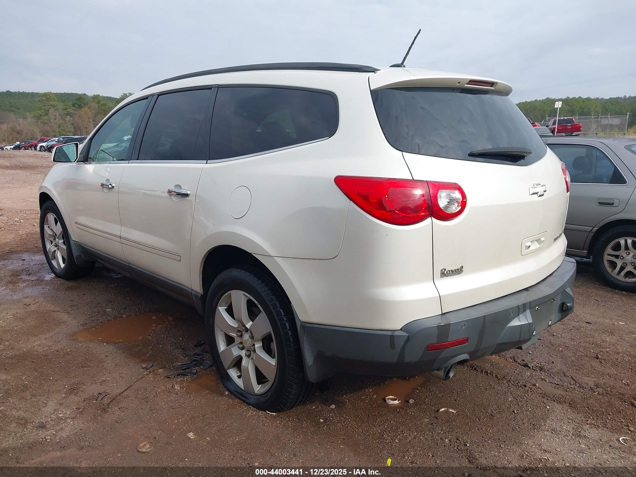 CHEVROLET TRAVERSE image 3