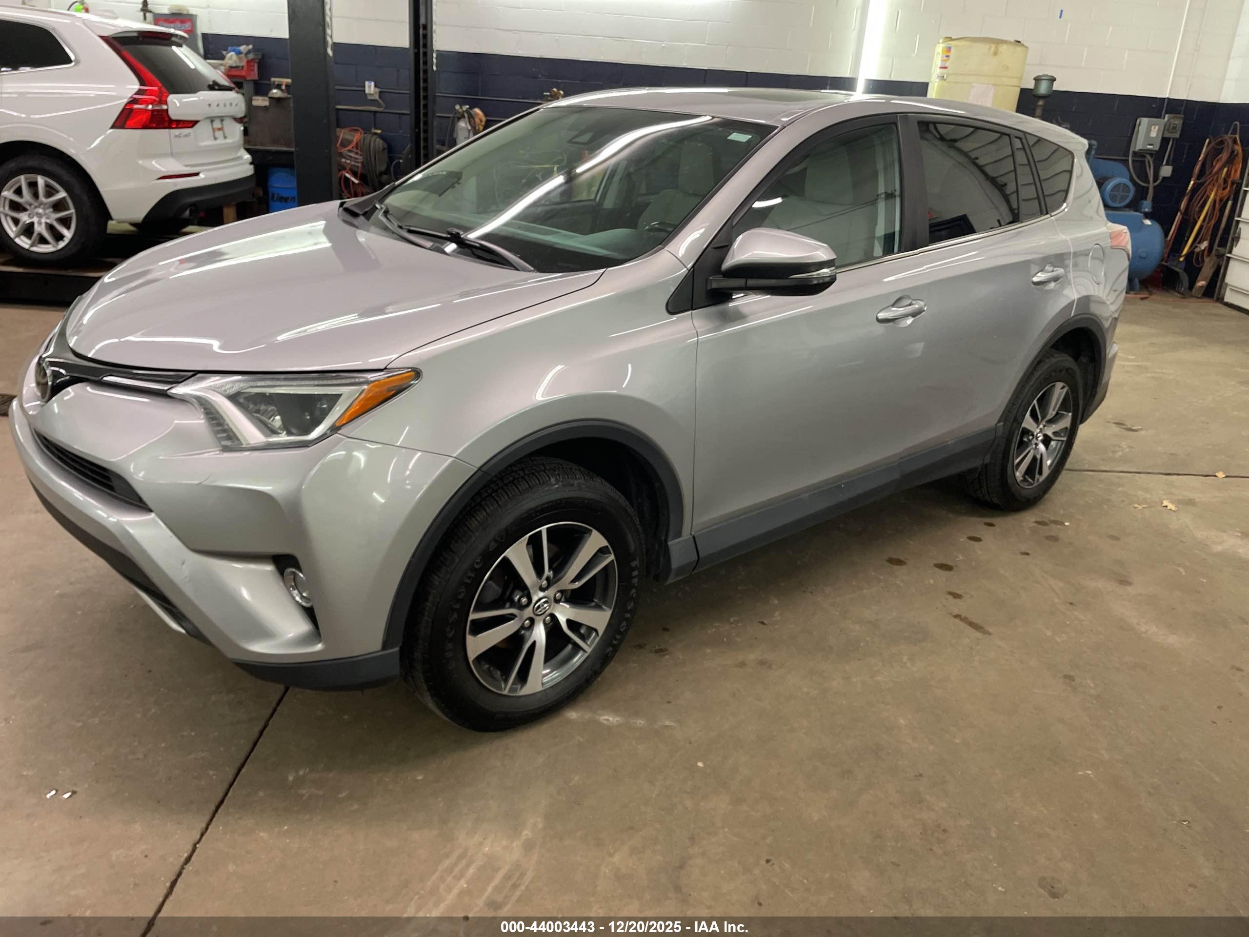 TOYOTA RAV4 image 2