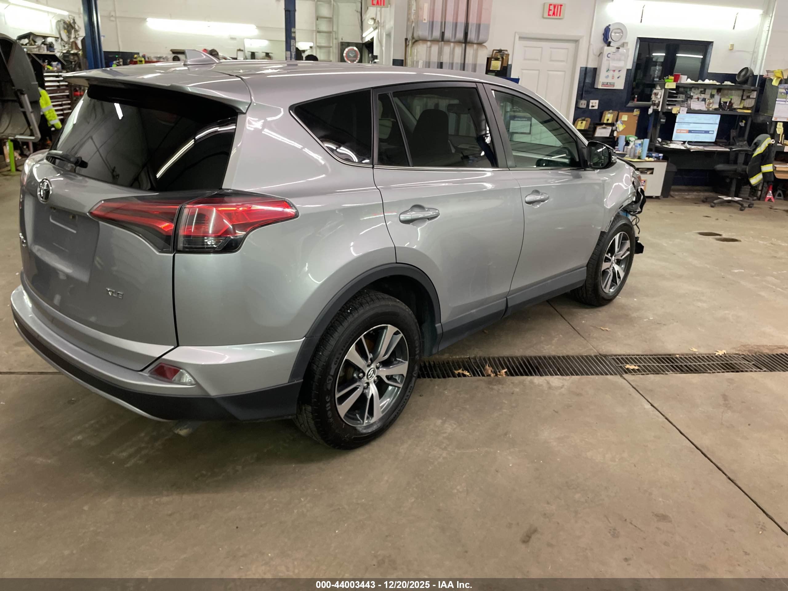 TOYOTA RAV4 image 4