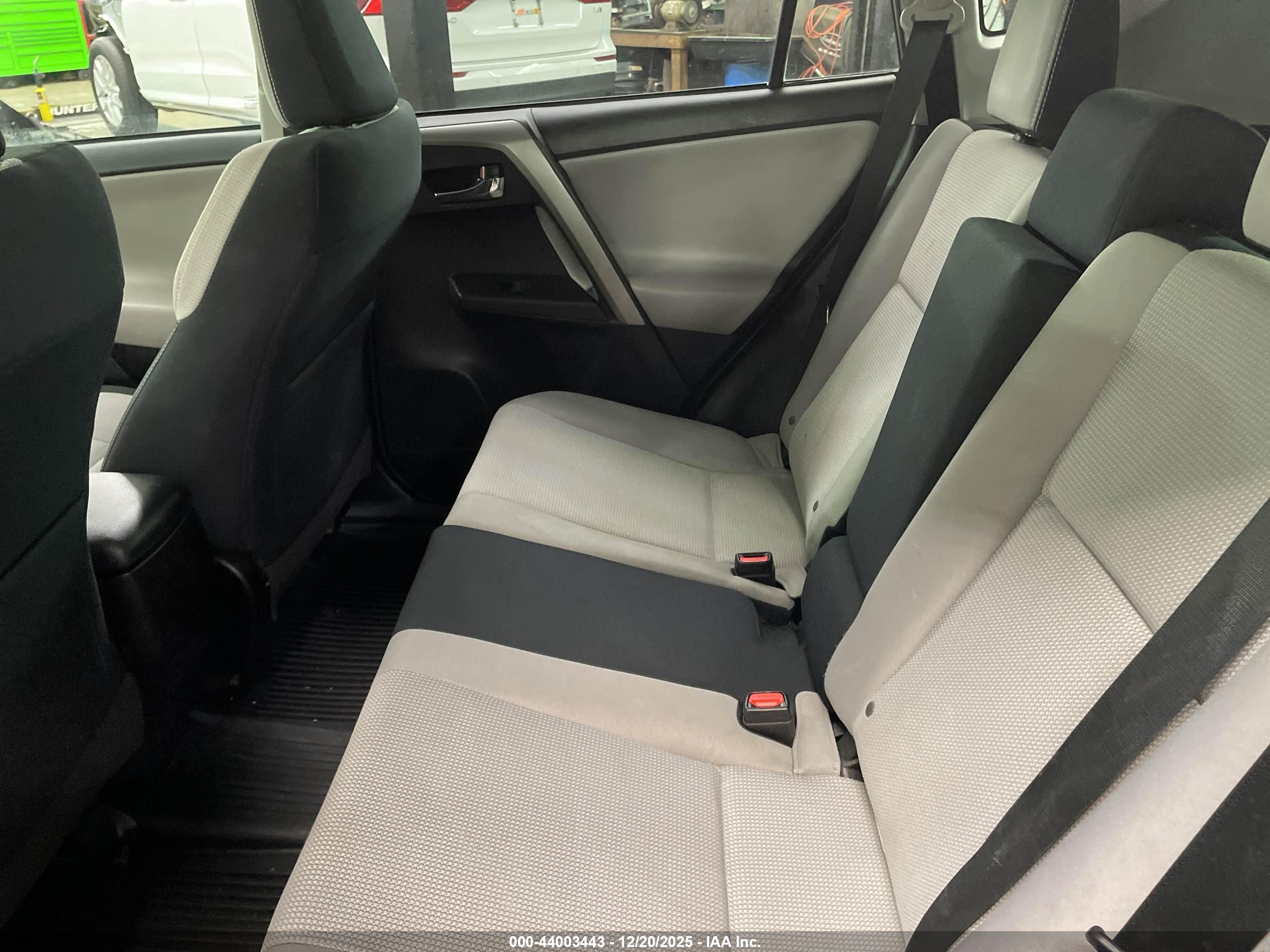 TOYOTA RAV4 image 8