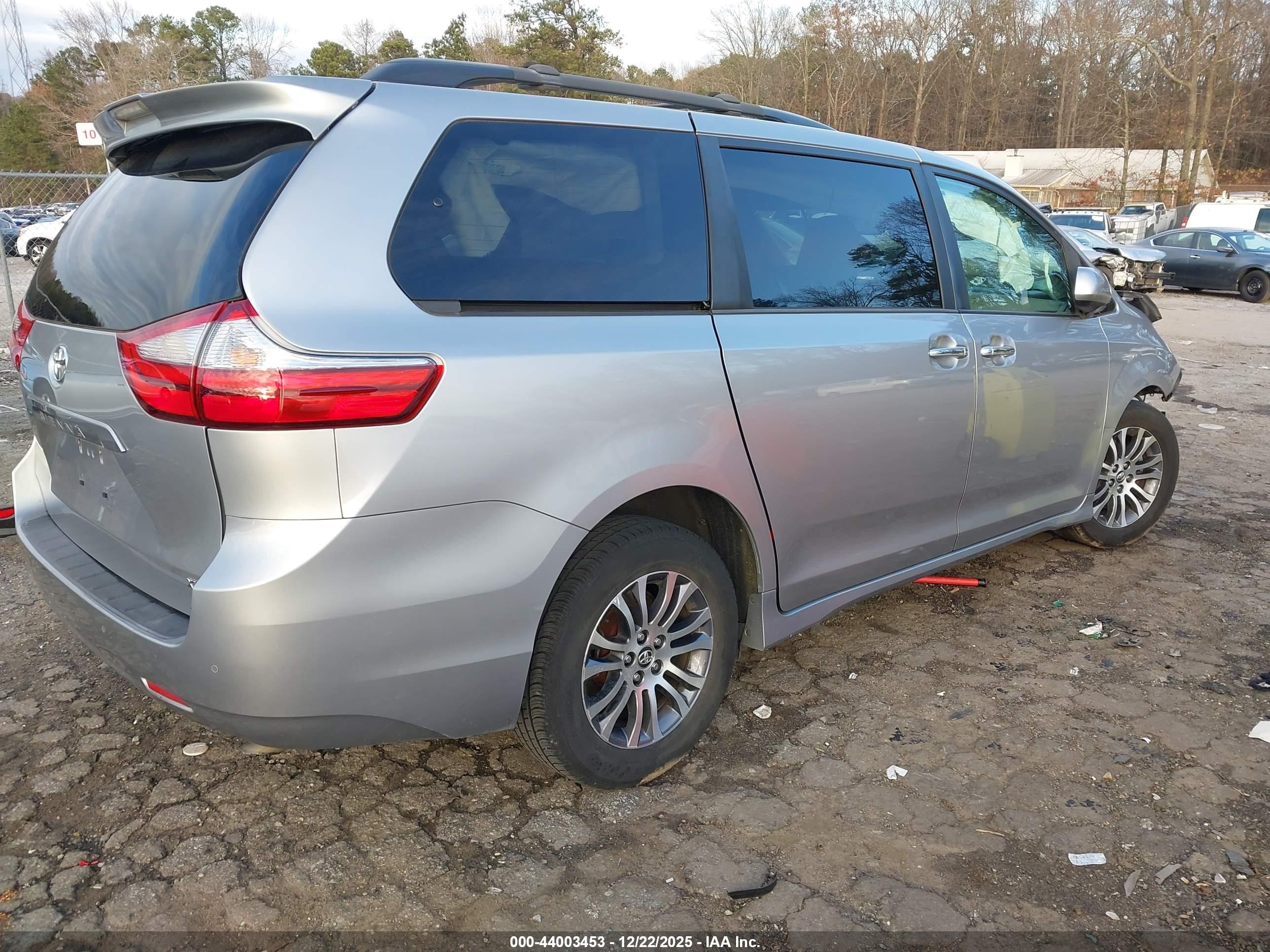 TOYOTA SIENNA image 4
