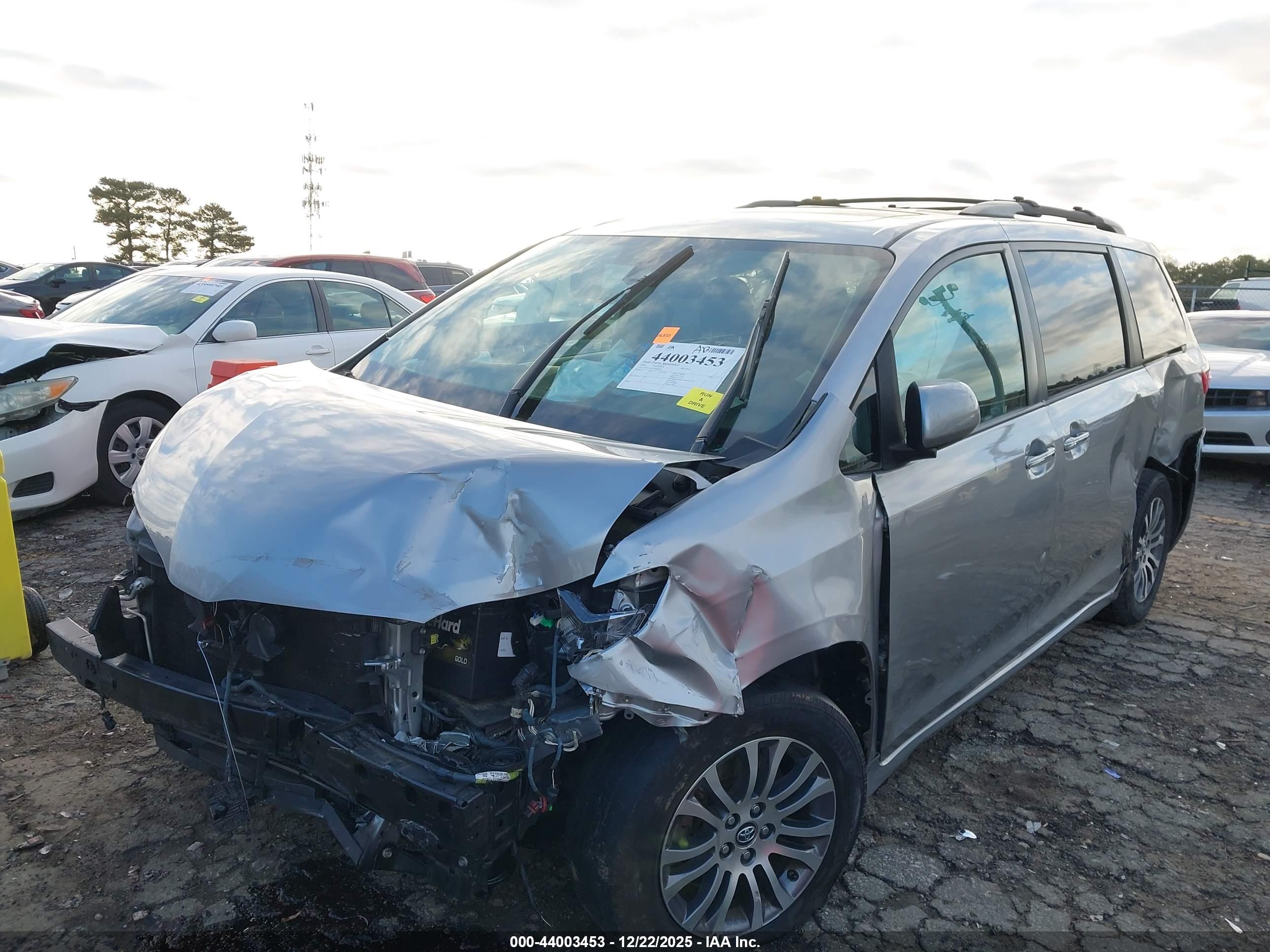 TOYOTA SIENNA image 6