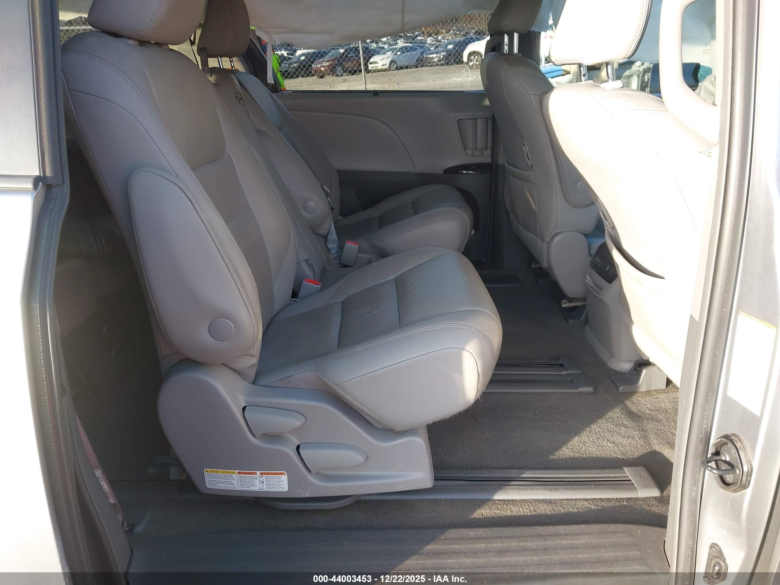 TOYOTA SIENNA image 8
