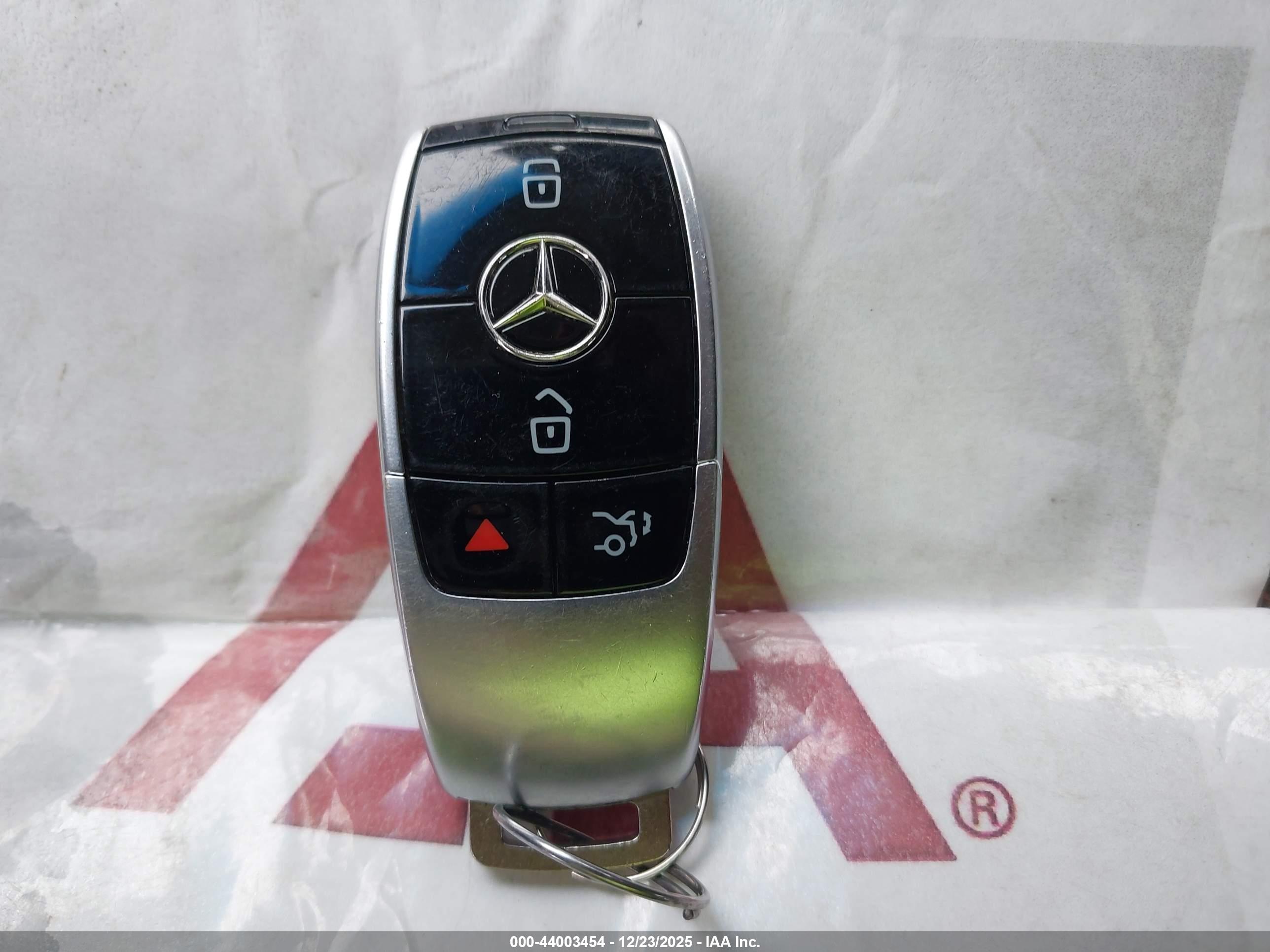 MERCEDES-BENZ E image 11