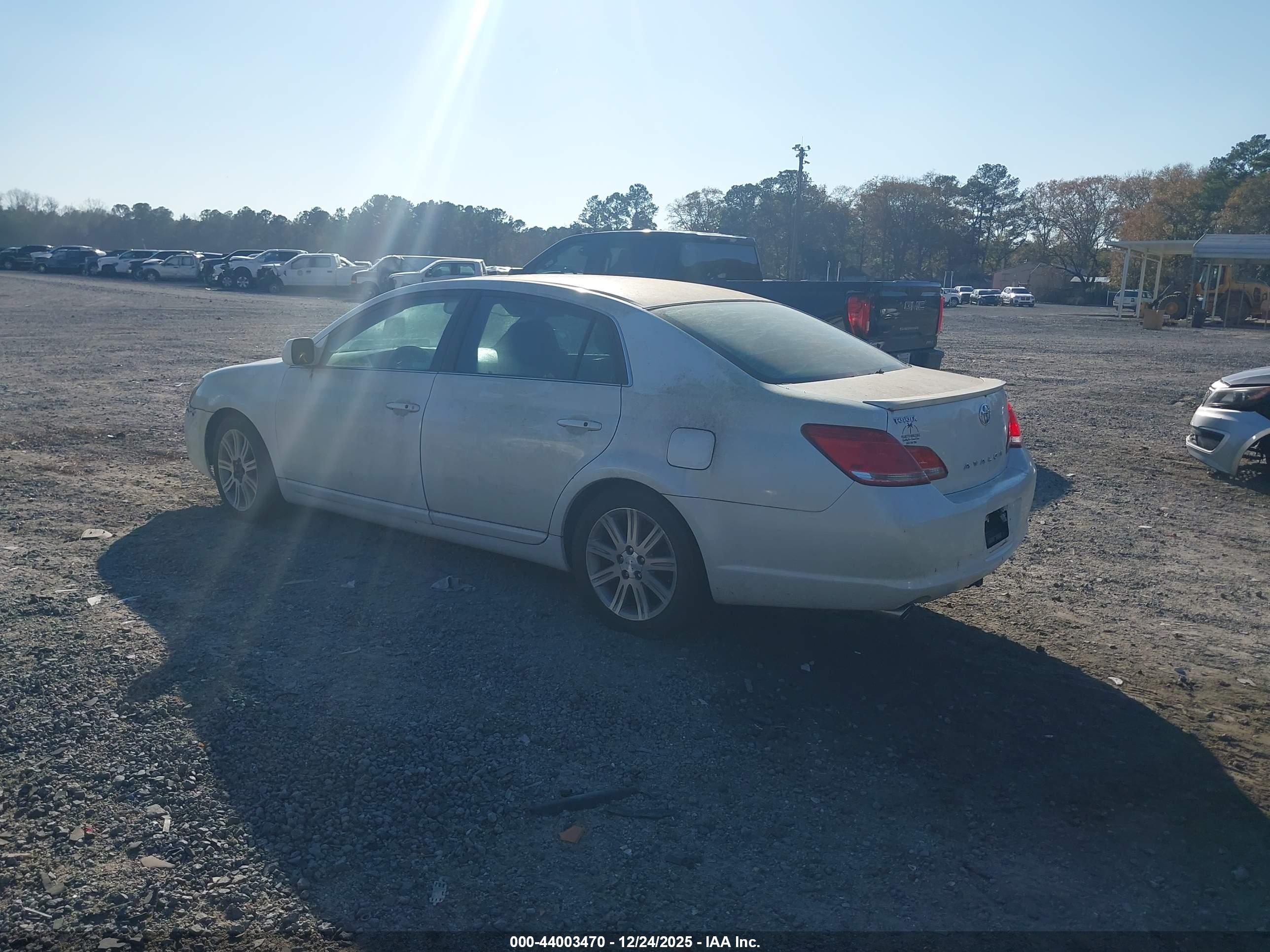 TOYOTA AVALON image 3