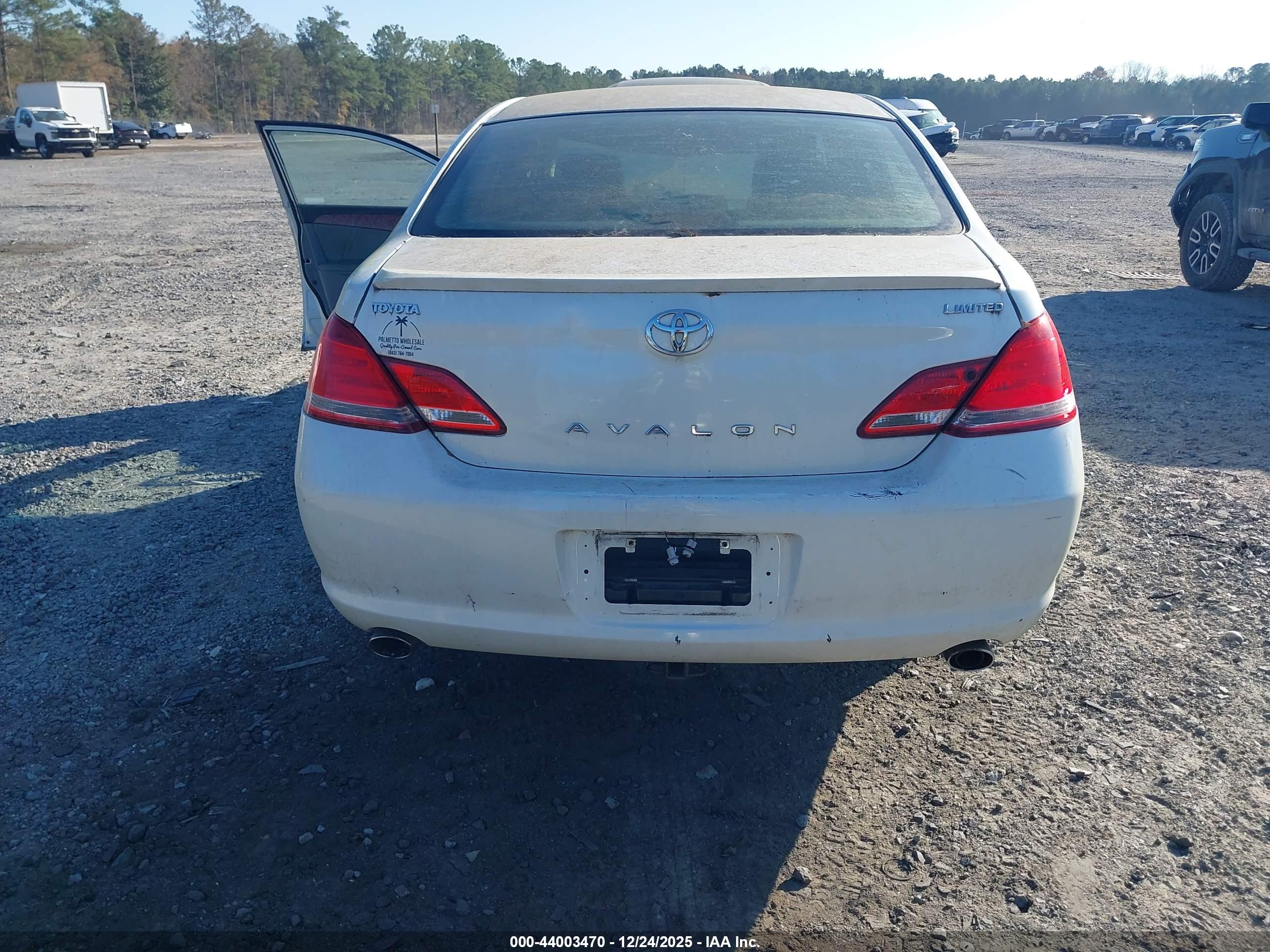 TOYOTA AVALON image 6