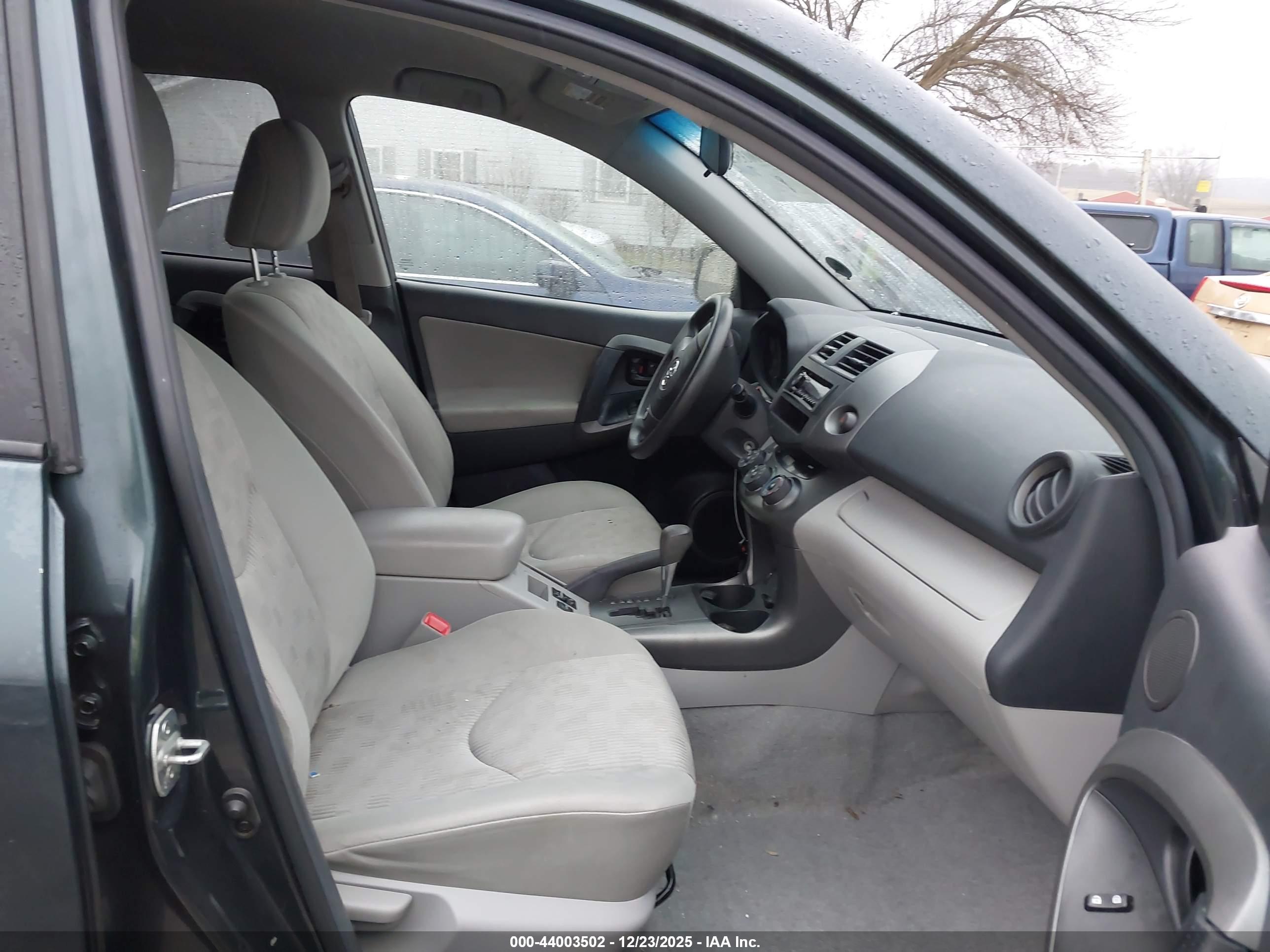 TOYOTA RAV4 image 5