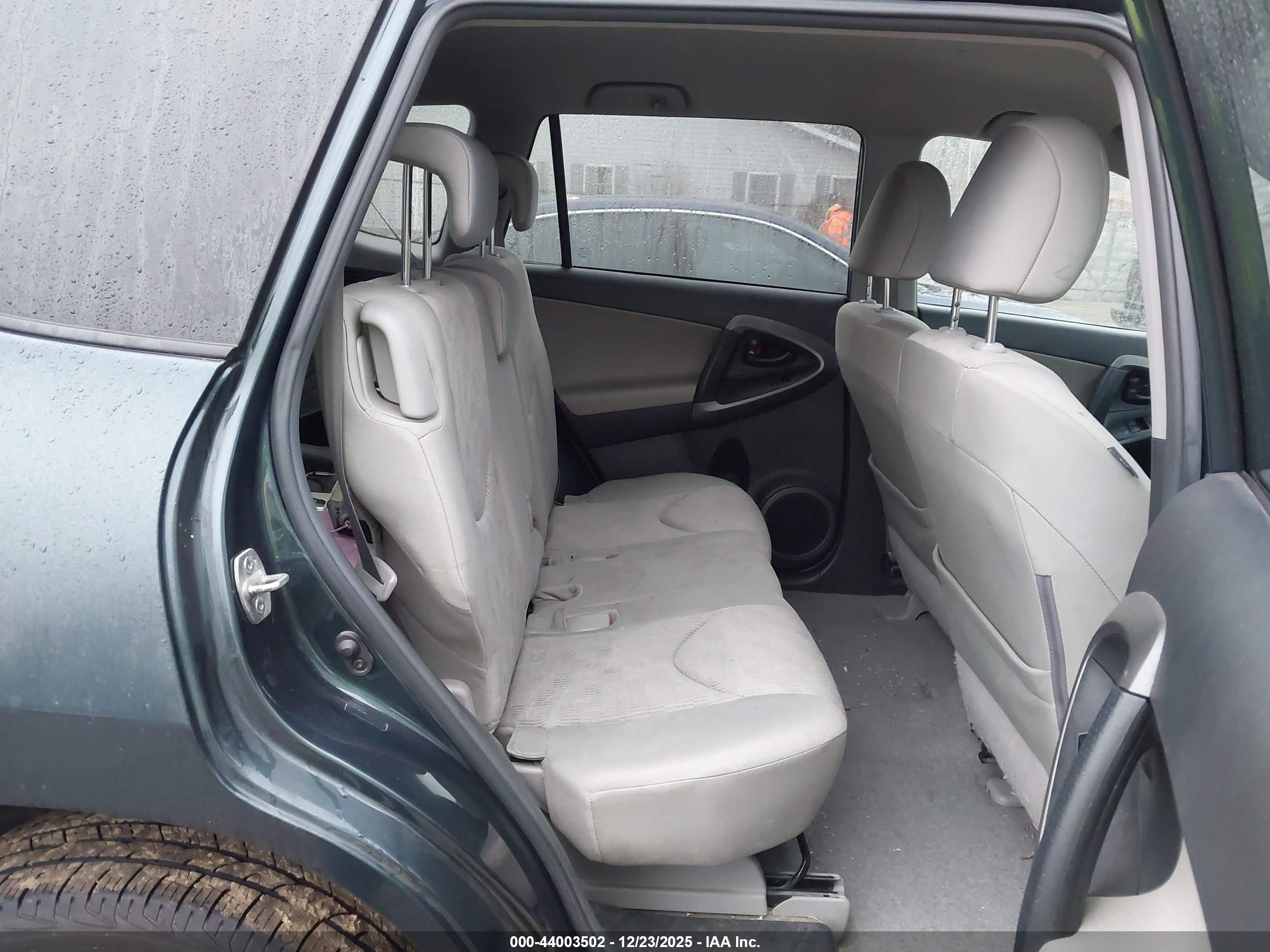 TOYOTA RAV4 image 8
