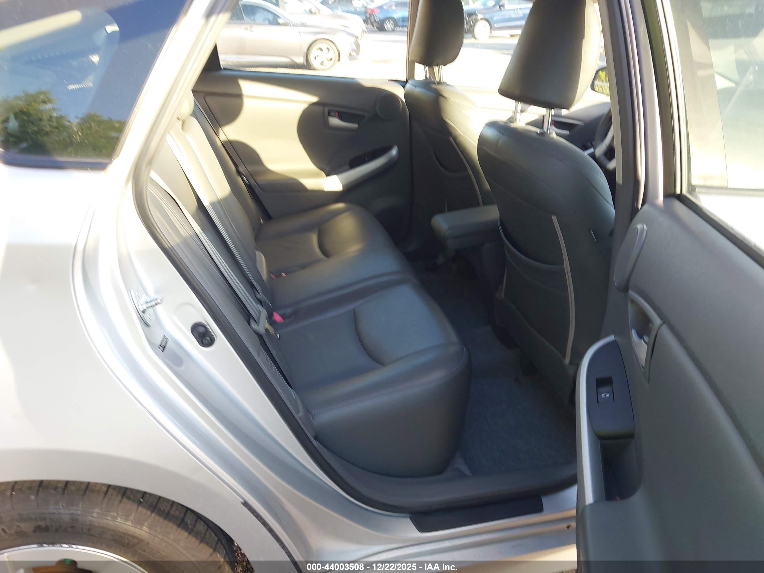 TOYOTA PRIUS image 8