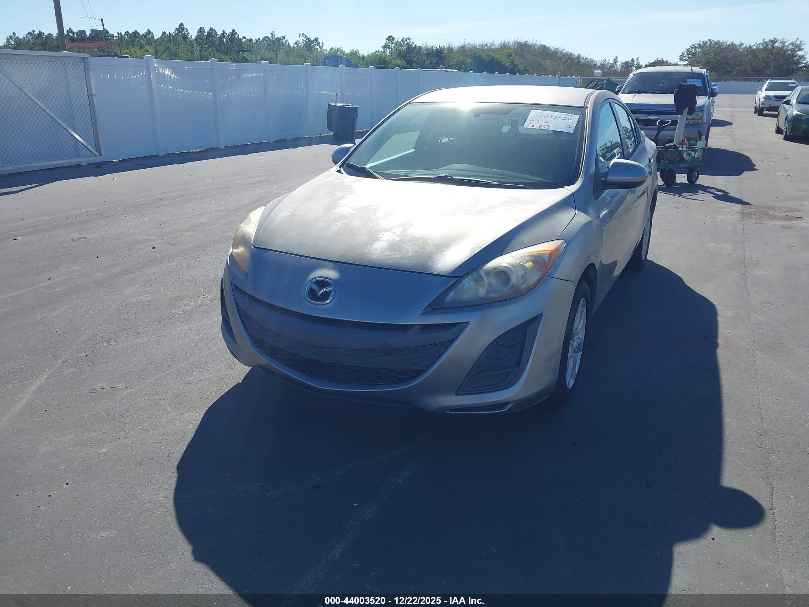 MAZDA MAZDA3 image 2