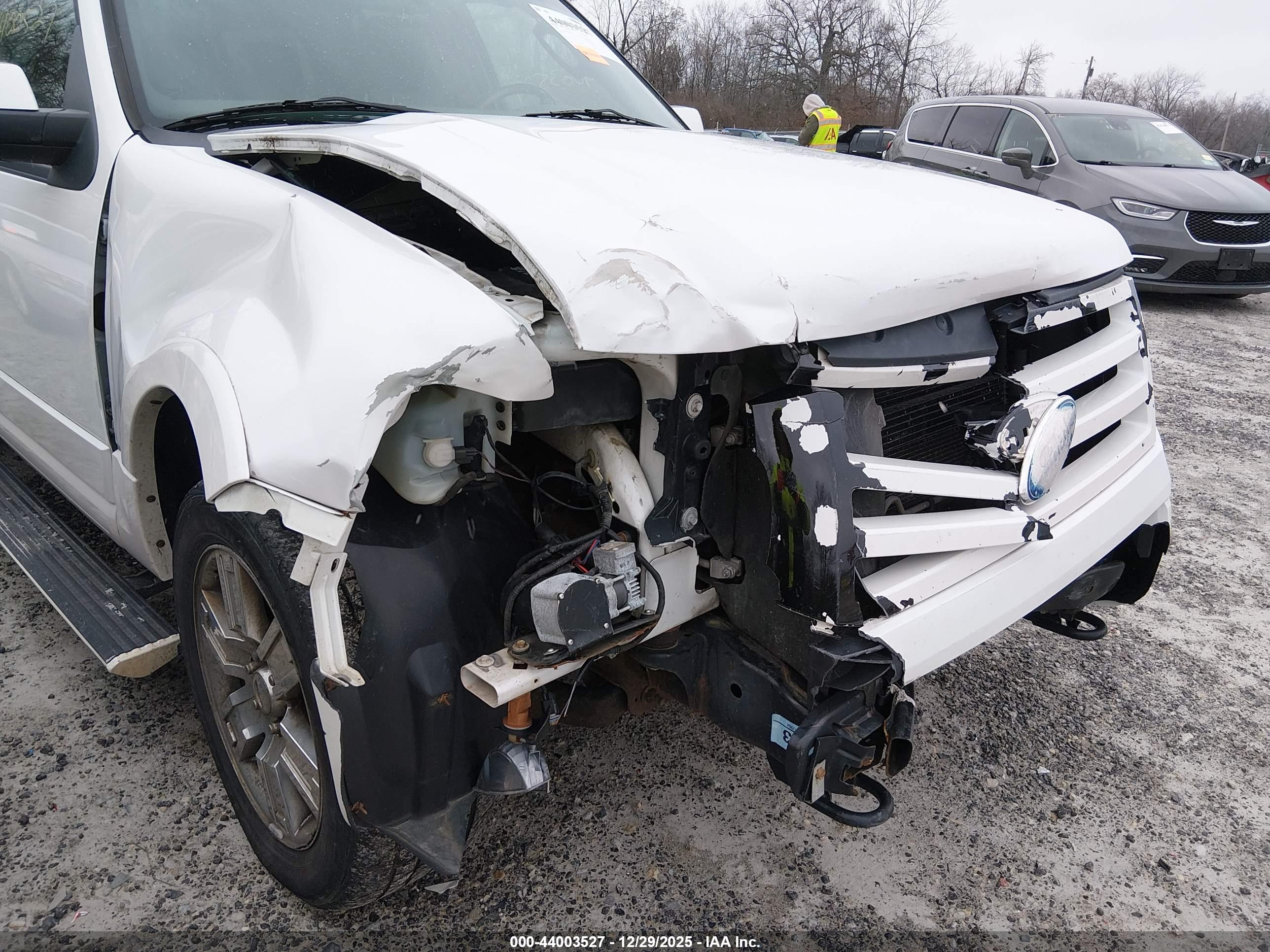 FORD EXPEDITION image 6
