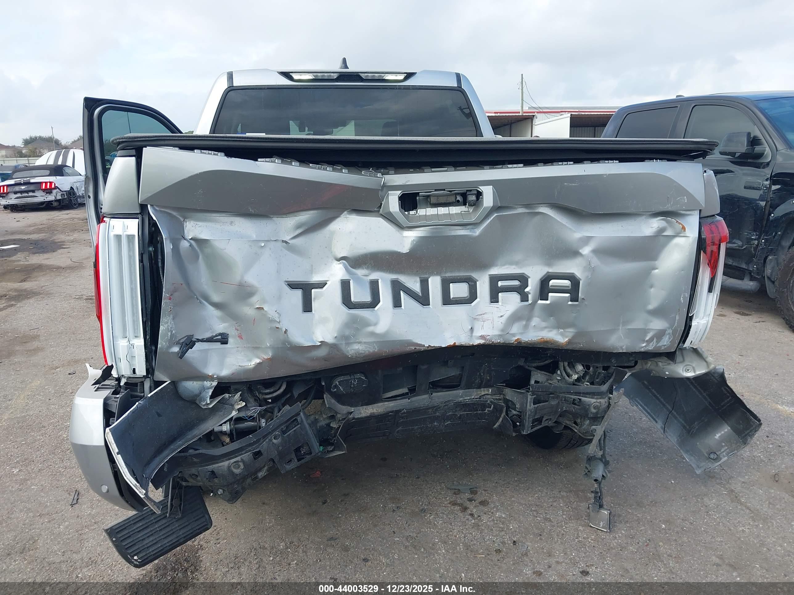 TOYOTA TUNDRA image 6