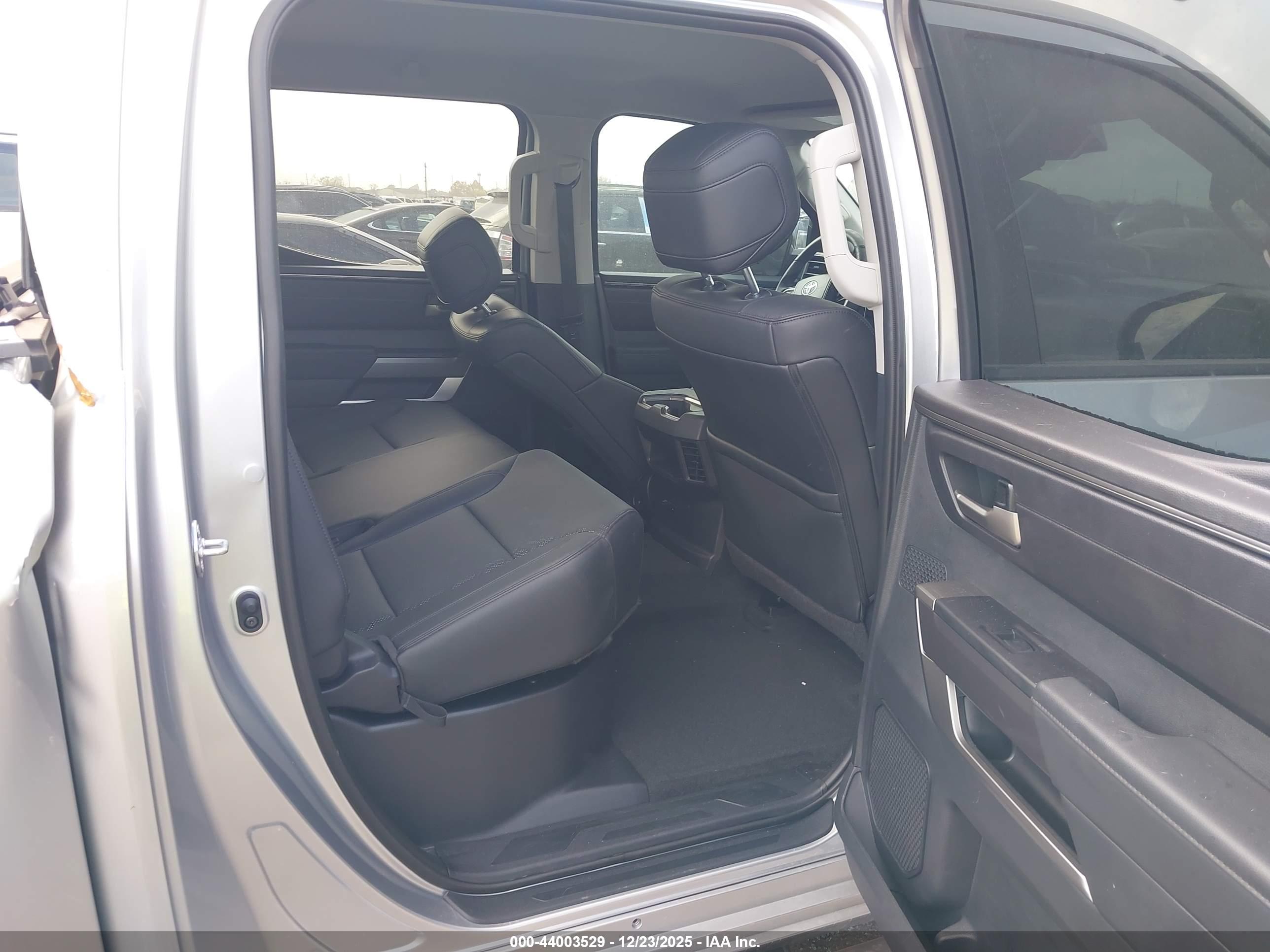 TOYOTA TUNDRA image 8