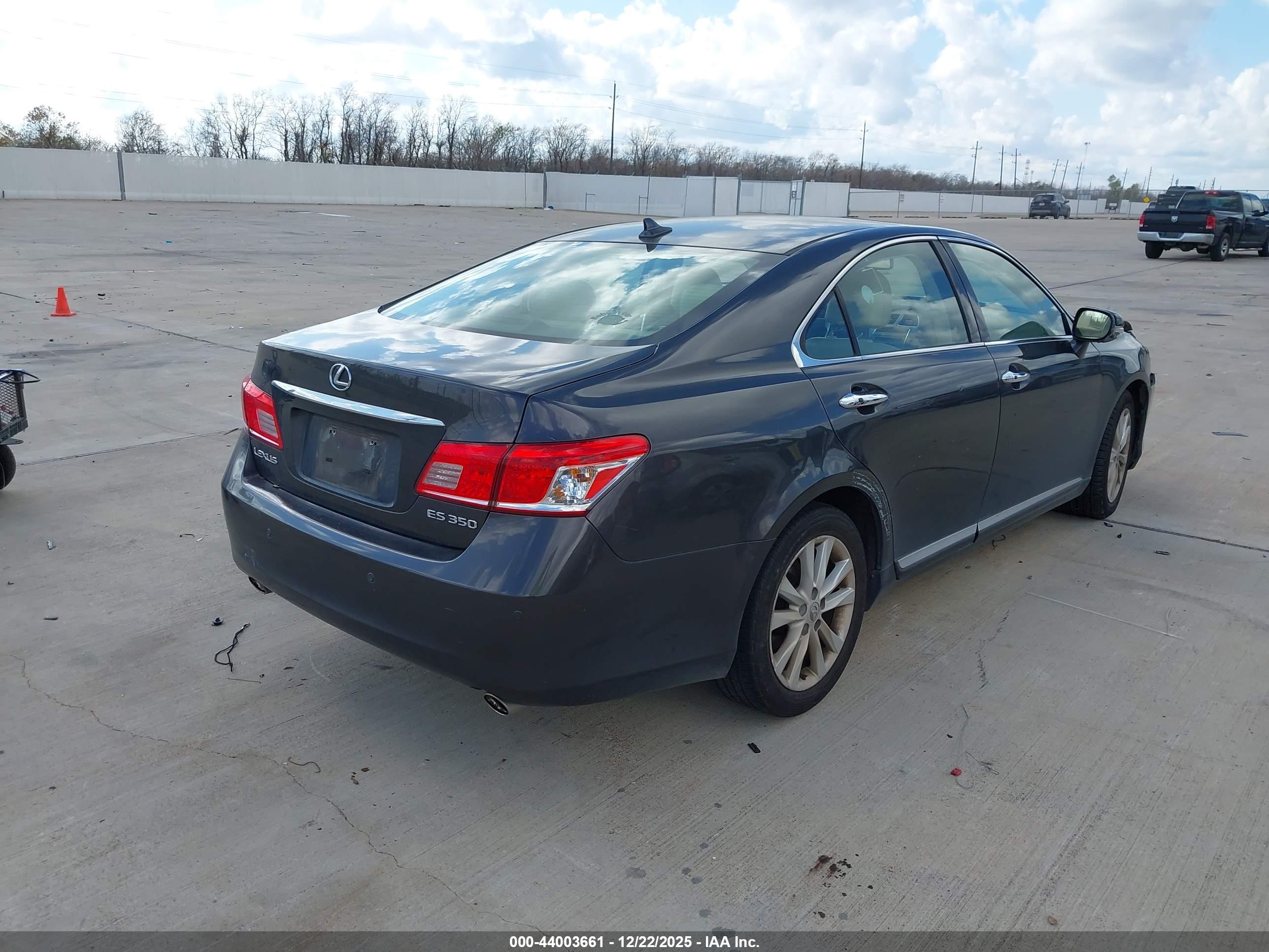 LEXUS ES image 4
