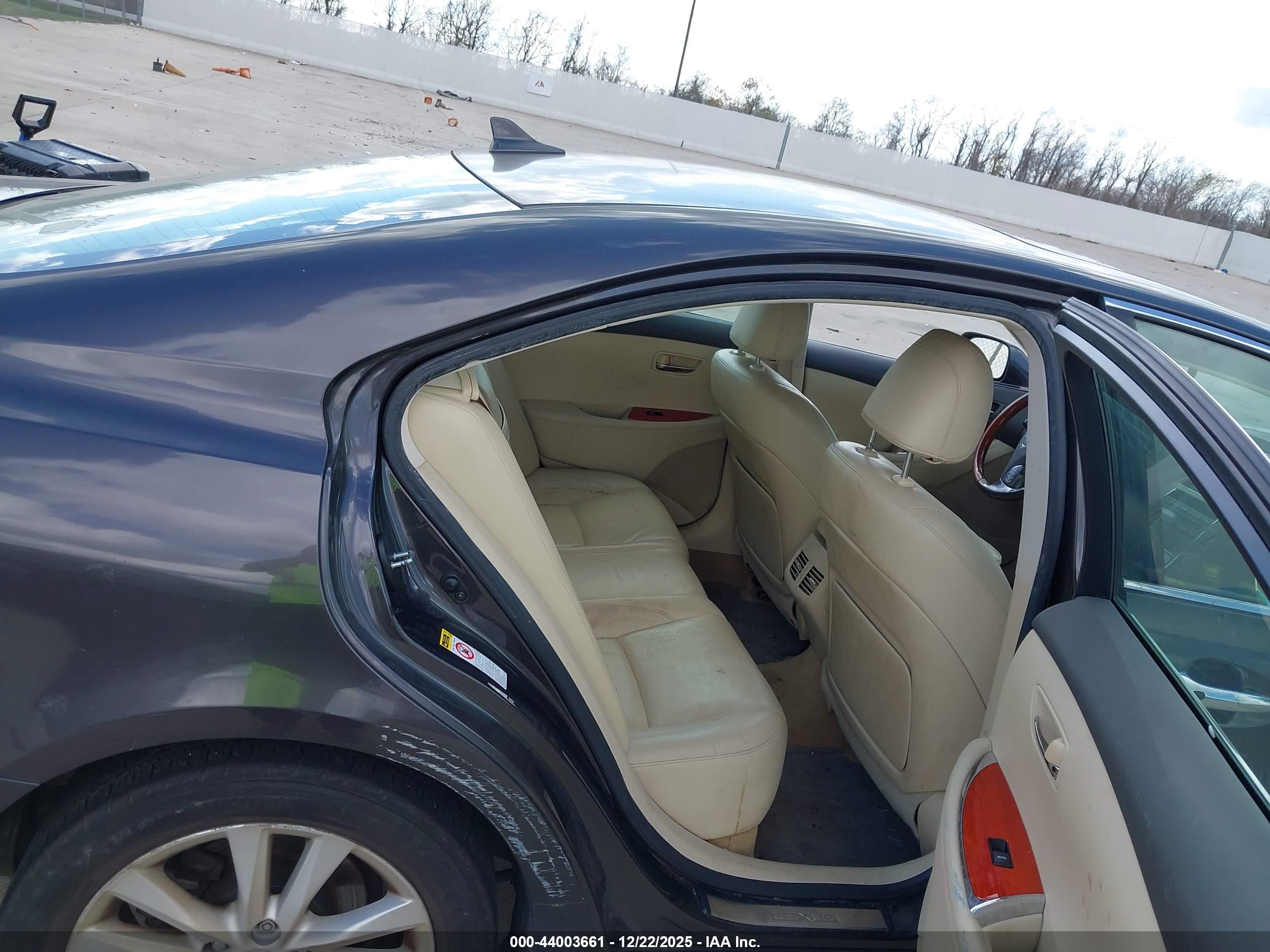 LEXUS ES image 8