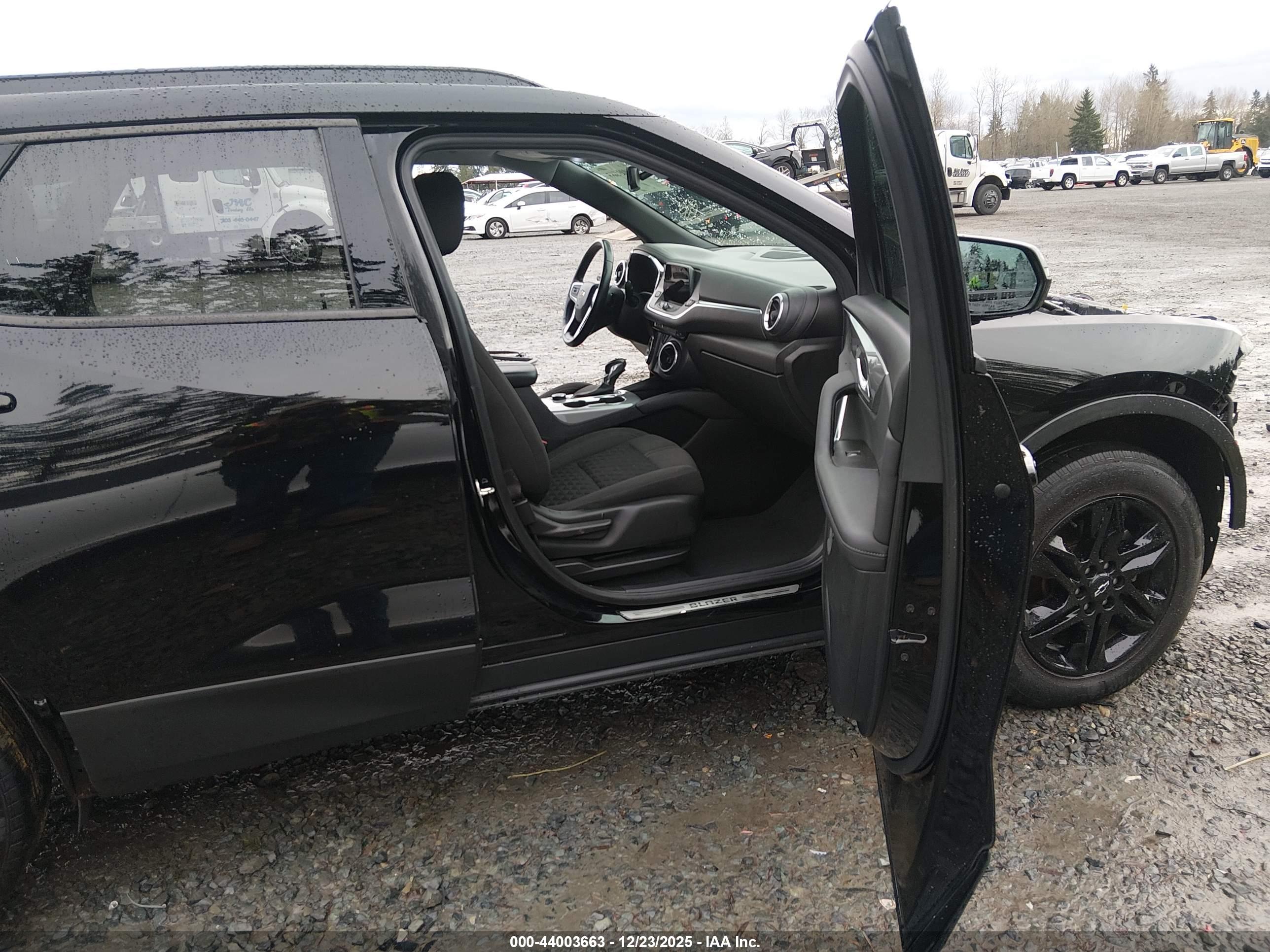 CHEVROLET BLAZER image 5