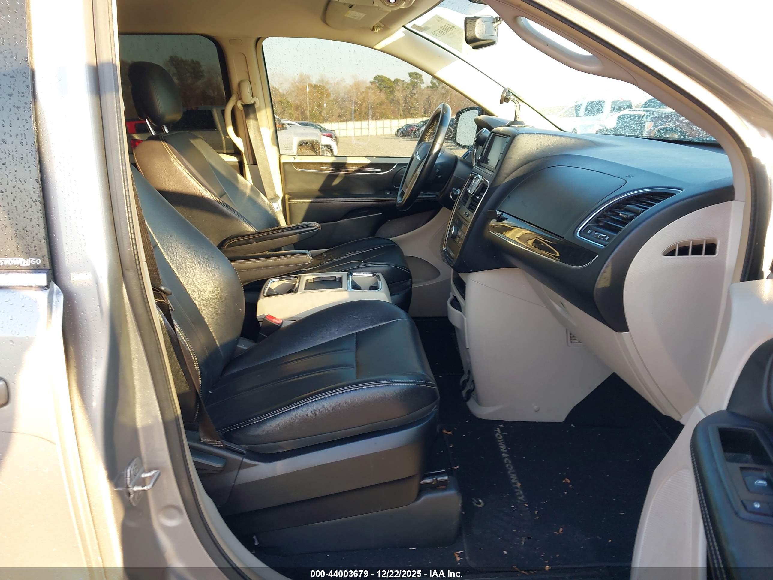 CHRYSLER TOWN image 5