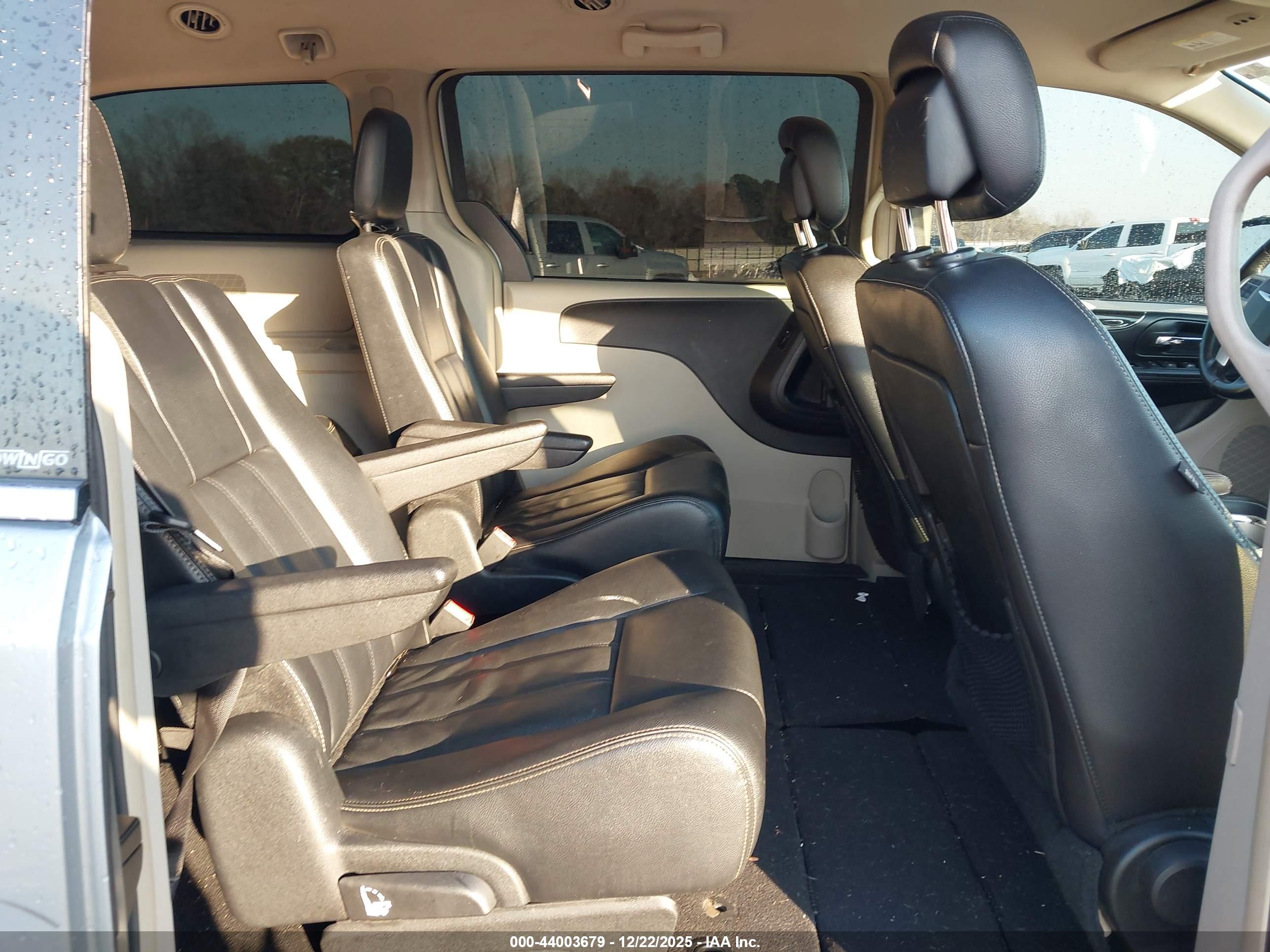 CHRYSLER TOWN image 8