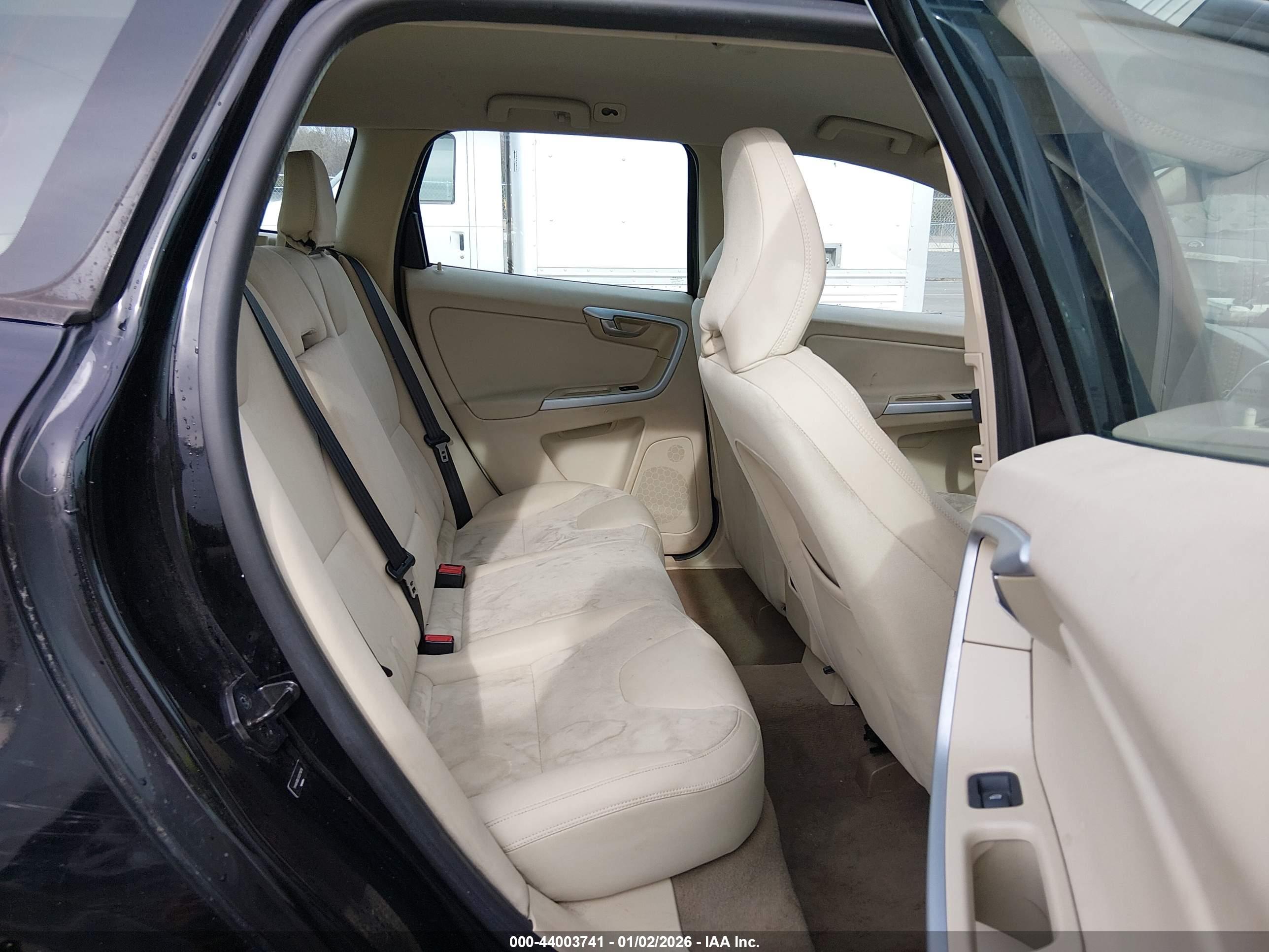 VOLVO XC60 image 8