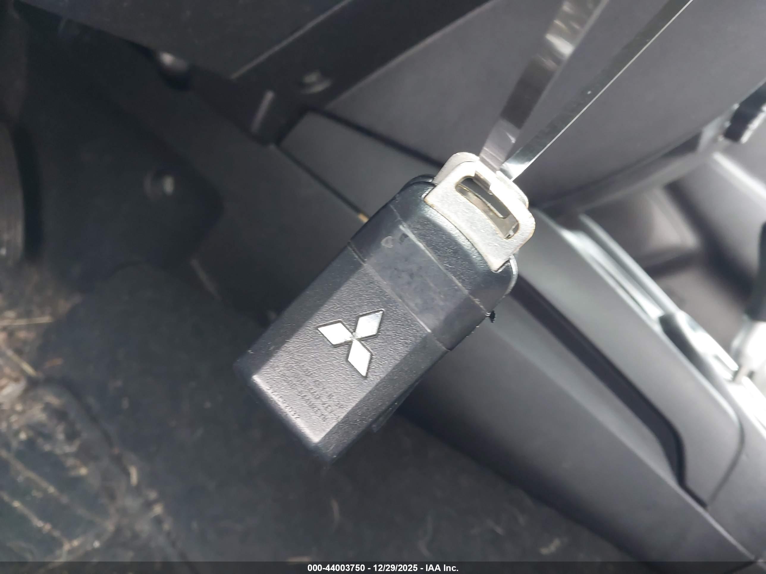 MITSUBISHI OUTLANDER image 11