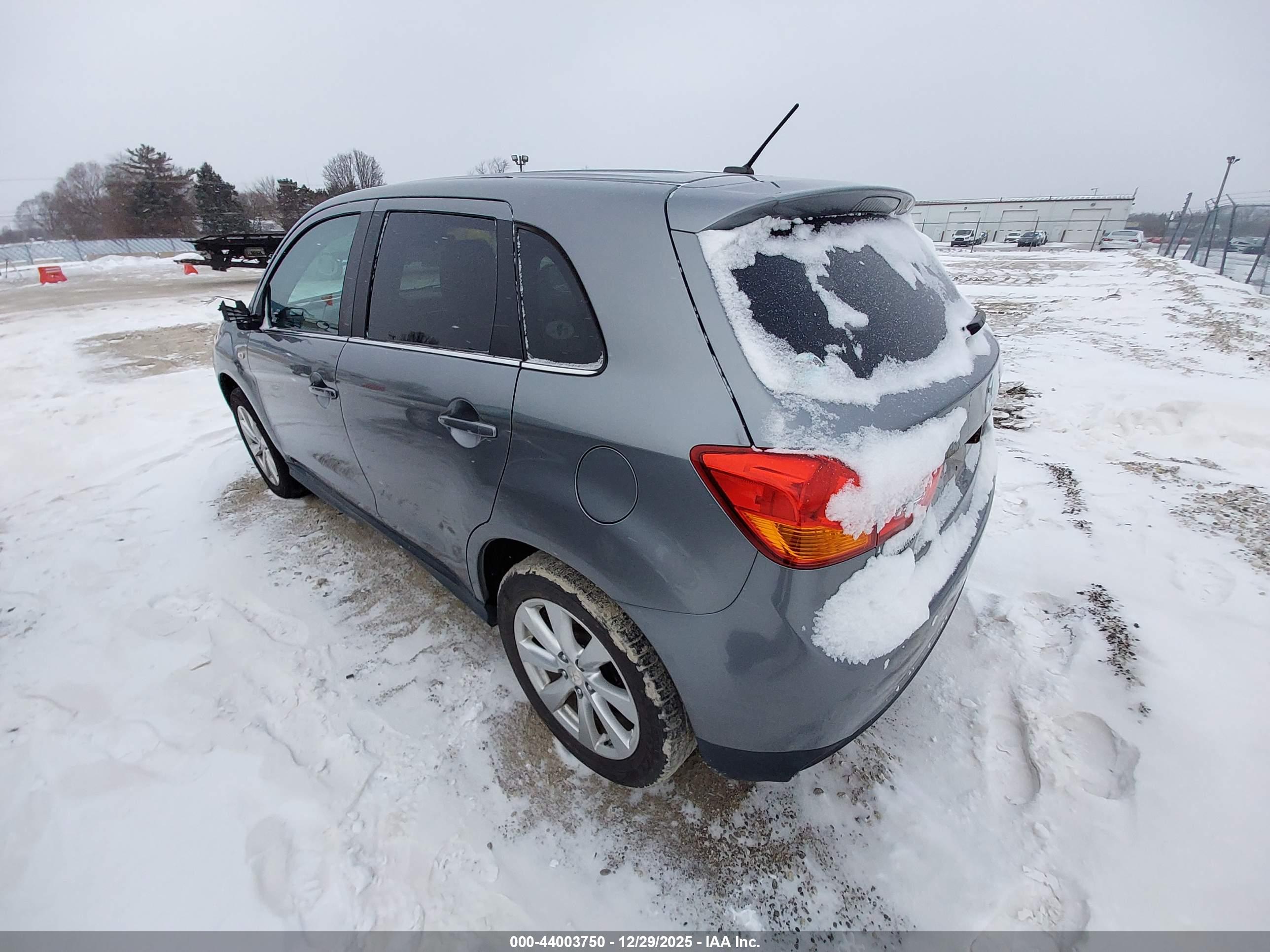 MITSUBISHI OUTLANDER image 3