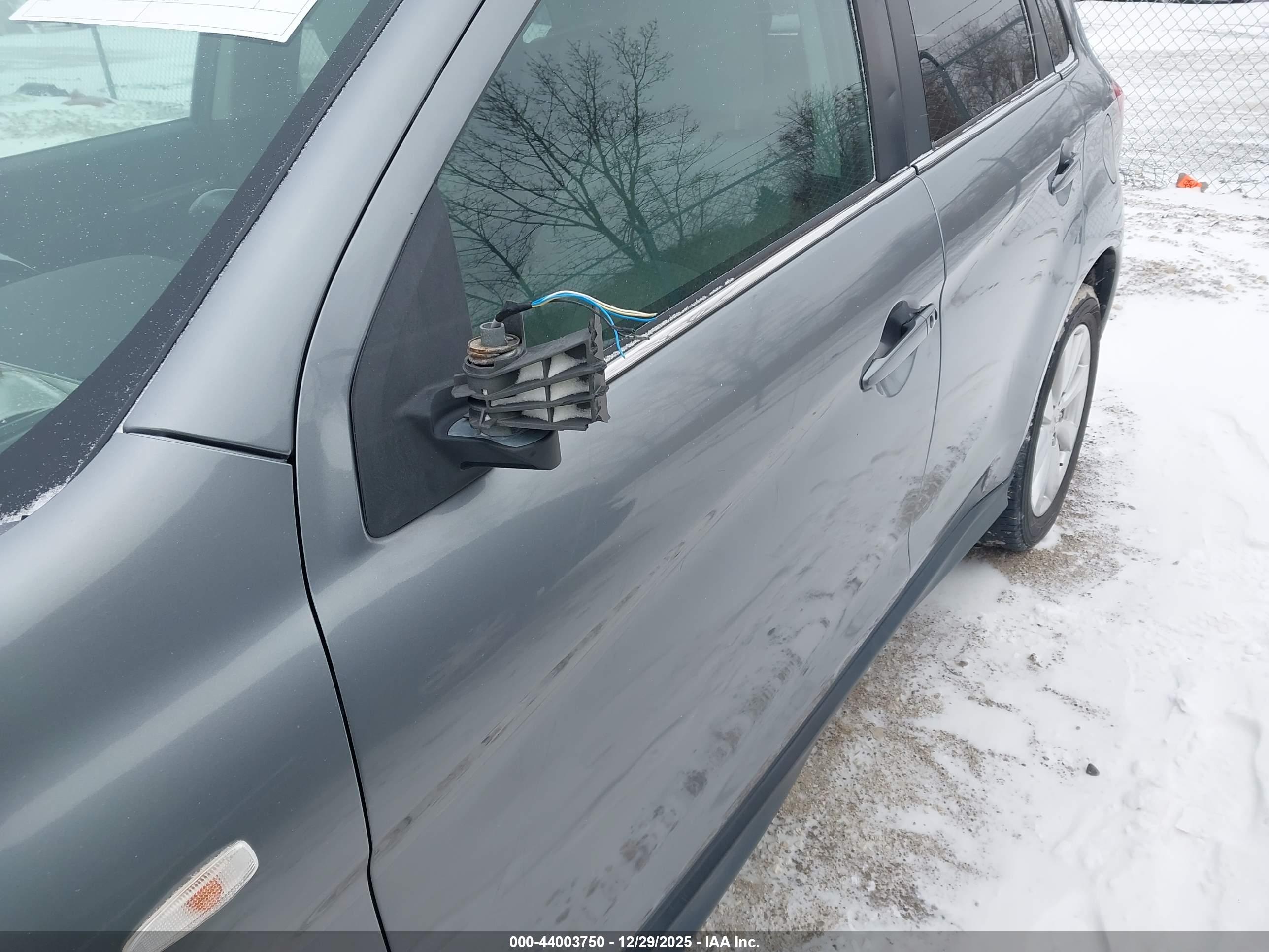 MITSUBISHI OUTLANDER image 6