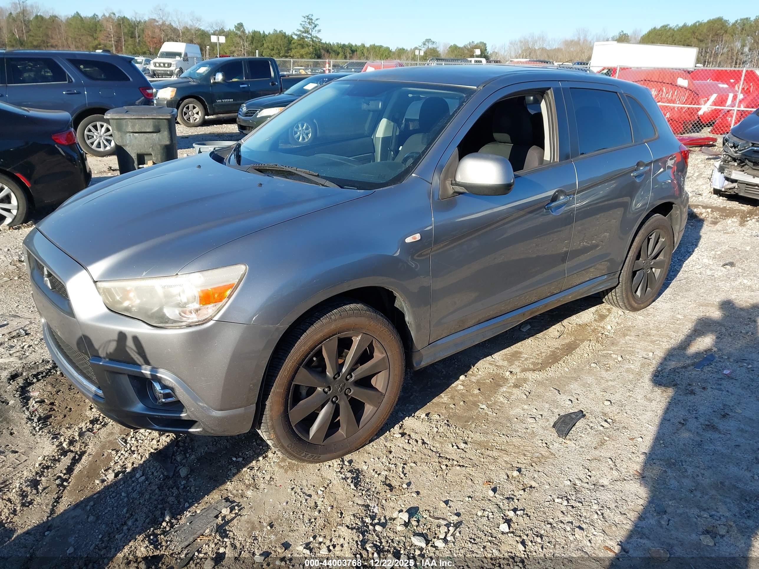 MITSUBISHI OUTLANDER image 2